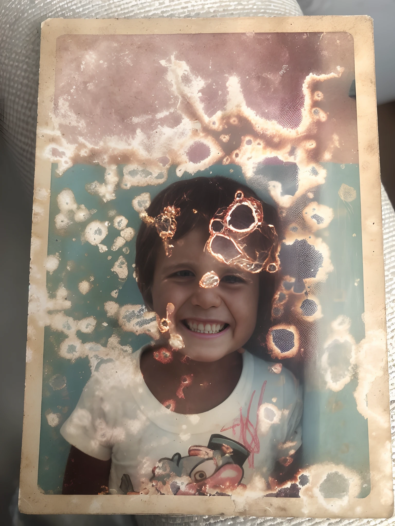 there is a picture of a child, foto granulada, Foto Polaroid encontrada, foto muito antiga, cursed polaroid, foto classificada rara, artista desconhecido, quatro anos, foto antiga espalhada, foto inquietante, cursed image, foto antiga realista, uma fotografia de um enferrujado, foto antiga