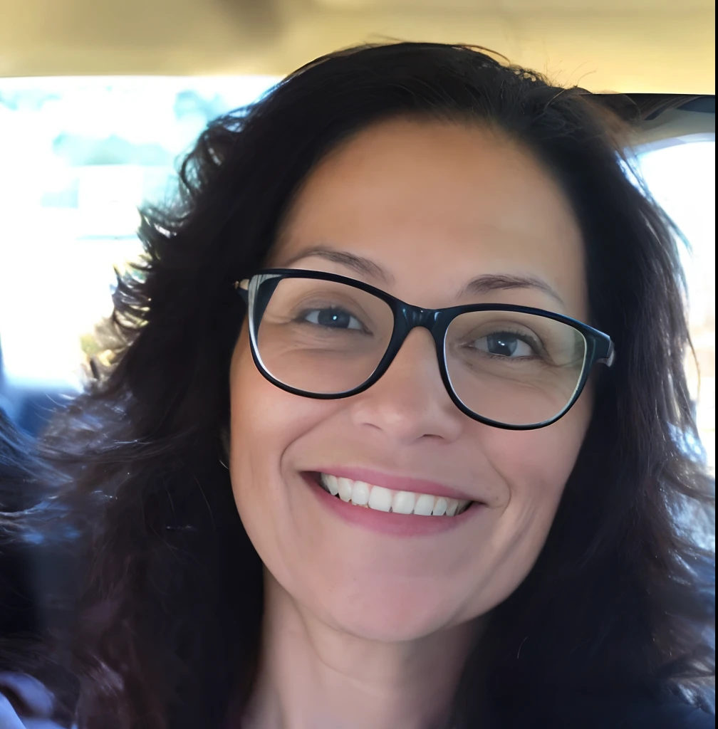 Smiling woman with glasses in a car, Alanis Guillen, Roxie Vizcarra, taken in the early 2020s, 38 anos de idade mulher, Mulher de 30 anos, Lorena Avarez, Foto tirada em 2018, taken in the late 2010s, Karla Ortiz, imagem de perfil, foto de perfil