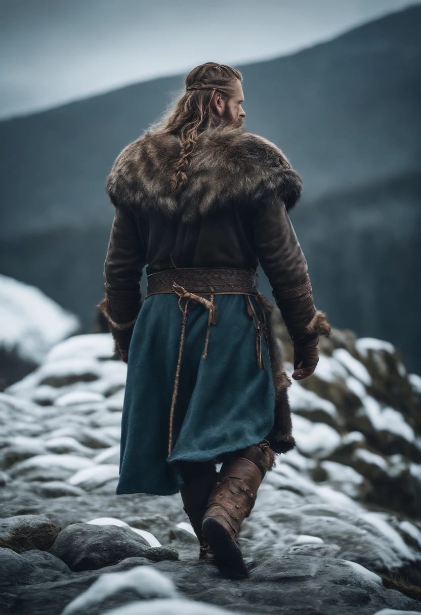 viking com cabelo ruivo subindo uma montanha de gelo no meio de uma tempestade de neve