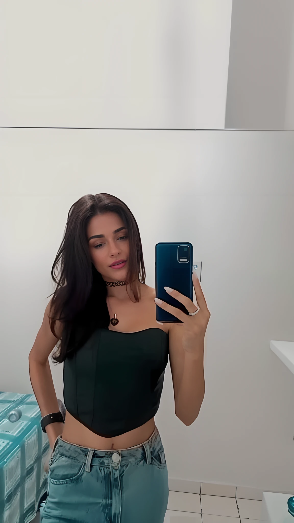 there is a woman taking a selfie in a bathroom mirror, olhar sexy, low quality video, sexy look at the camera, com longos cabelos escuros, ela tem cerca de 20 anos, com cabelo preto liso, ela tem cerca de 2 0 anos, ela tem cerca de 1 6 anos de idade, Modelo do Instagram, roupa muito sexy, imagem de qualidade muito baixa