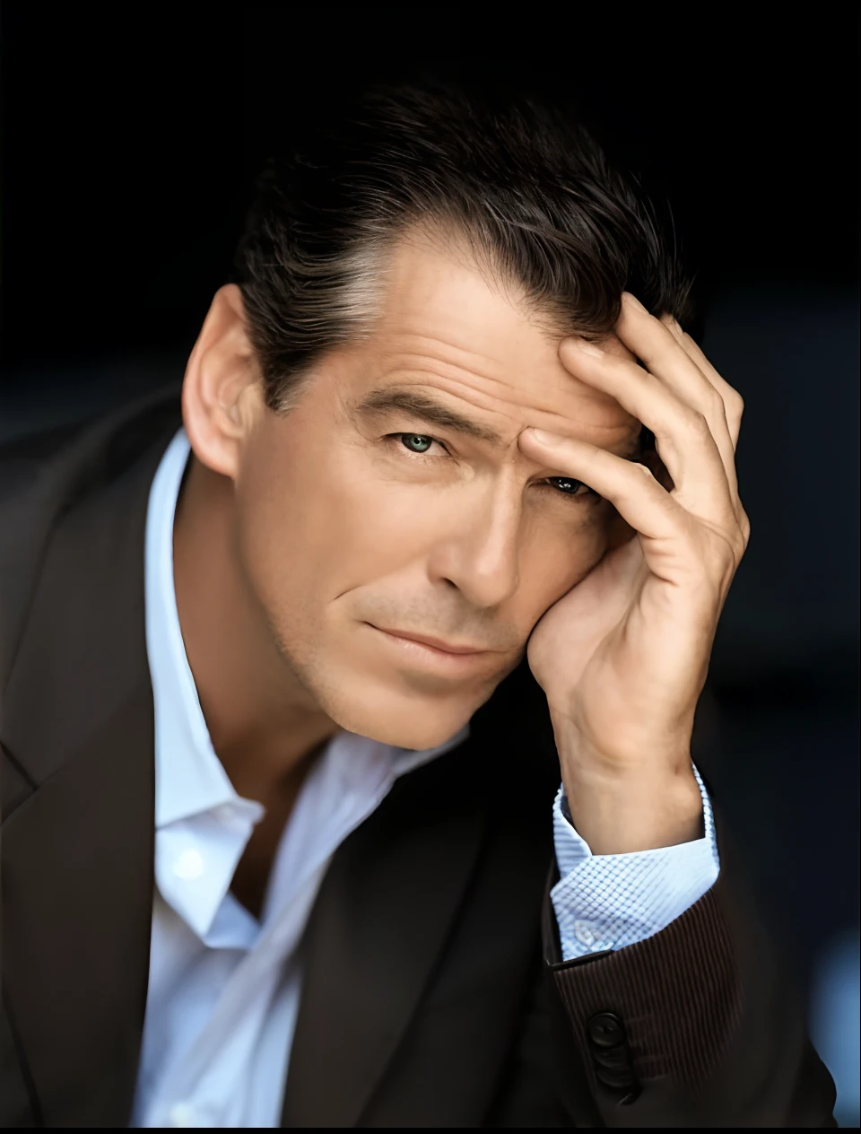 Man in suit resting on head with hand on head, Pierce Brosnan, Pierce Brosnan como James Bond, na praia.