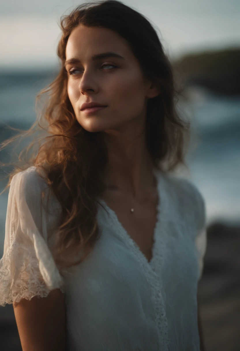 portrait d'une jeune femme en petite tenue devans l'ocean