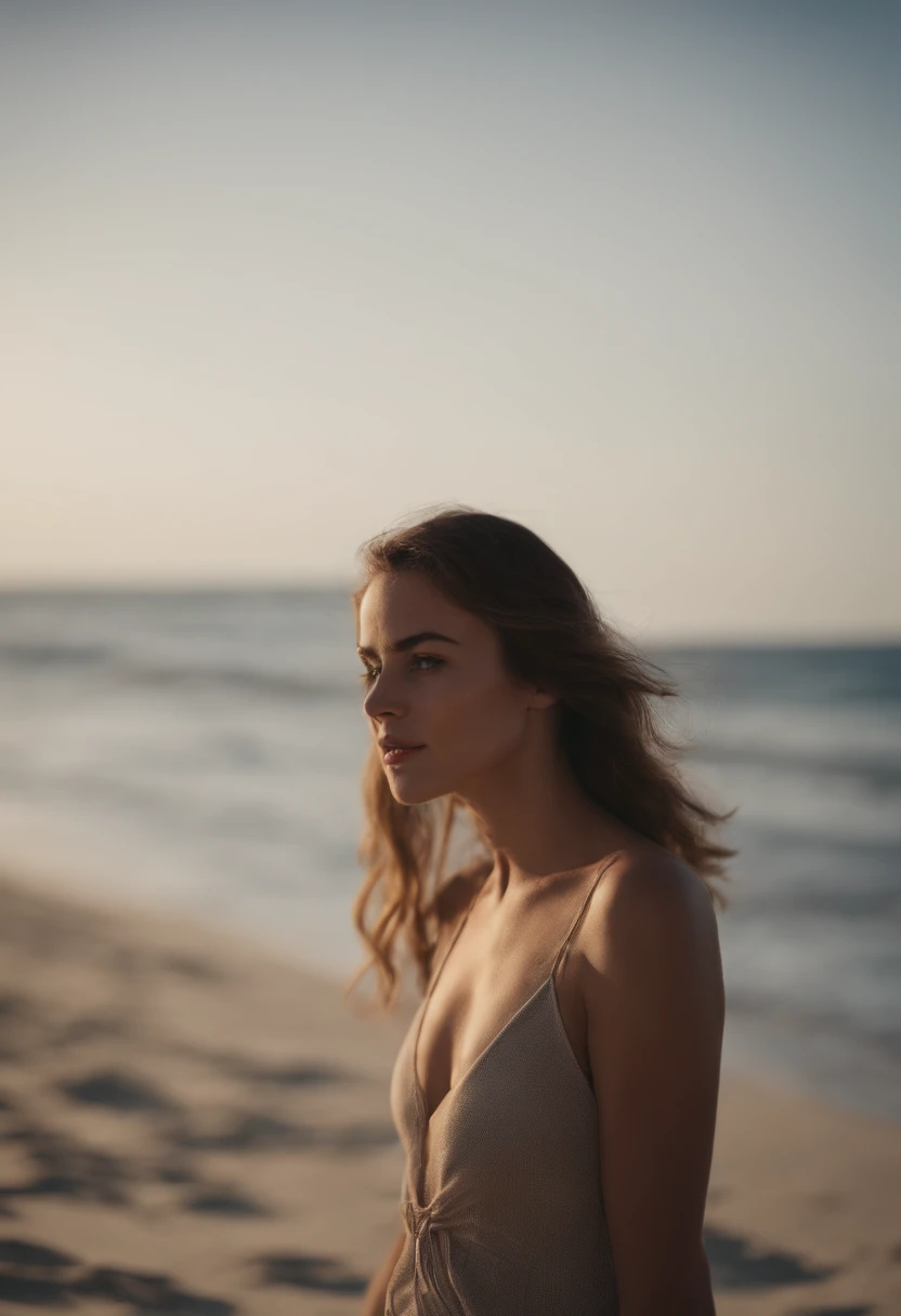 portrait d'une jeune femme en string sur la plage