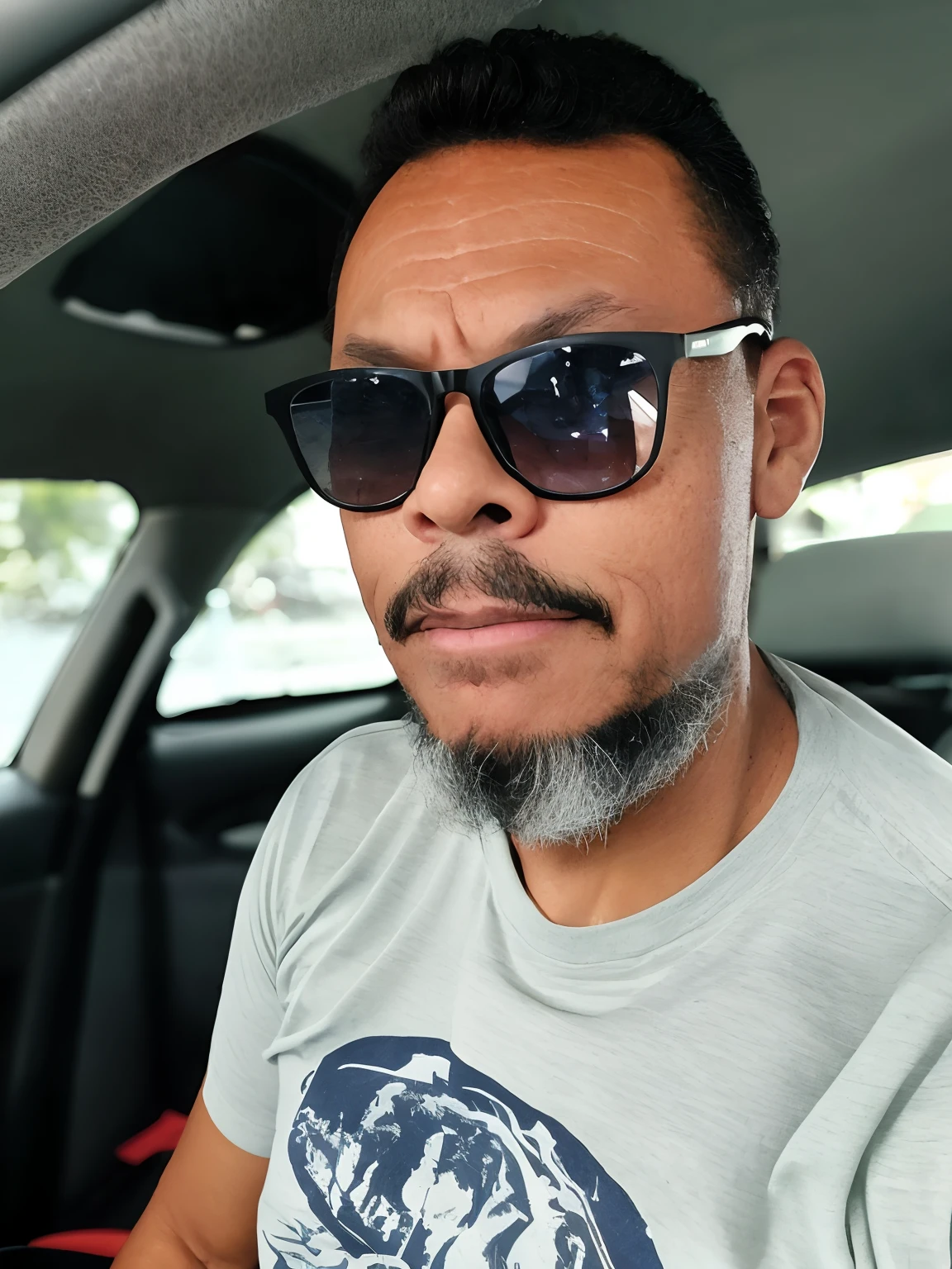 guttonetdvision10, there is a man with a beard and sunglasses sitting in a car, Homem de 5 0 anos, Homens de 45 anos, 38 anos, Homem de 4 0 anos, 3 6 anos, with glasses and goatee, ele tem cerca de 50 anos, ele tem cerca de 5 0 anos de idade, 3 5 anos, 35 anos