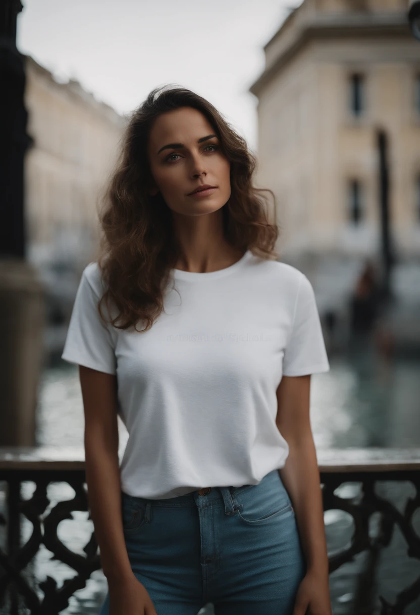 femme avec un jean clair, un t shirt blanc devant une fontaine