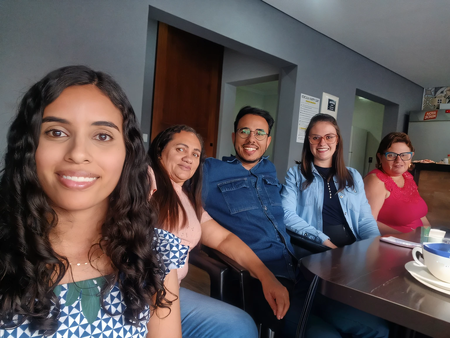 cololar uma mesa simples e preta no lugar selecionado