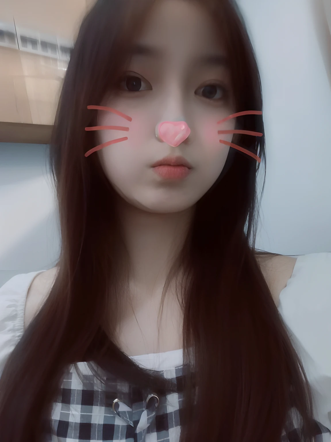 There's a woman with a cat mask when posing for a photo, jennie blackpink, Estilo anime misturado com Fujifilm, Ulzzang, Jisoo do Blackpink, Ilya Kuvshinov com cabelo longo, e-menina, E - Menina, cruel korean goth girl, jisoo do blackpink, Arte no estilo de Guweiz, 1 7 - year - old anime goth girl