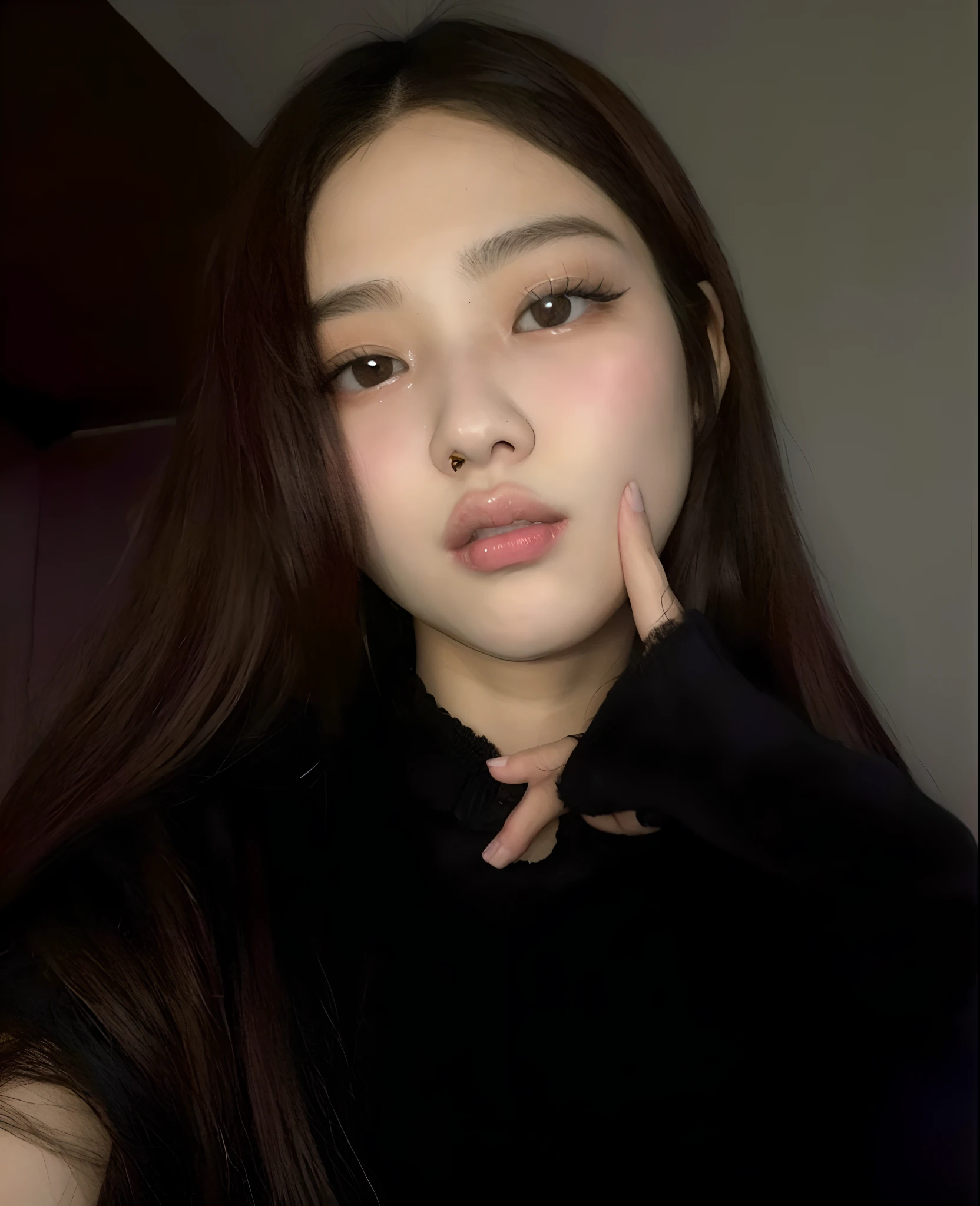 Woman with long hair and a black sweater posing for a photo, 19-year-old girl, ****** coreana, south east asian with round face, young adorable korean face, Ulzzang, com rosto redondo, wan adorable korean face, pale round face, retrato da ******, young cute wan asian face, 18 anos, Foto de perfil do headshot, formato do rosto de jennie do blackpink