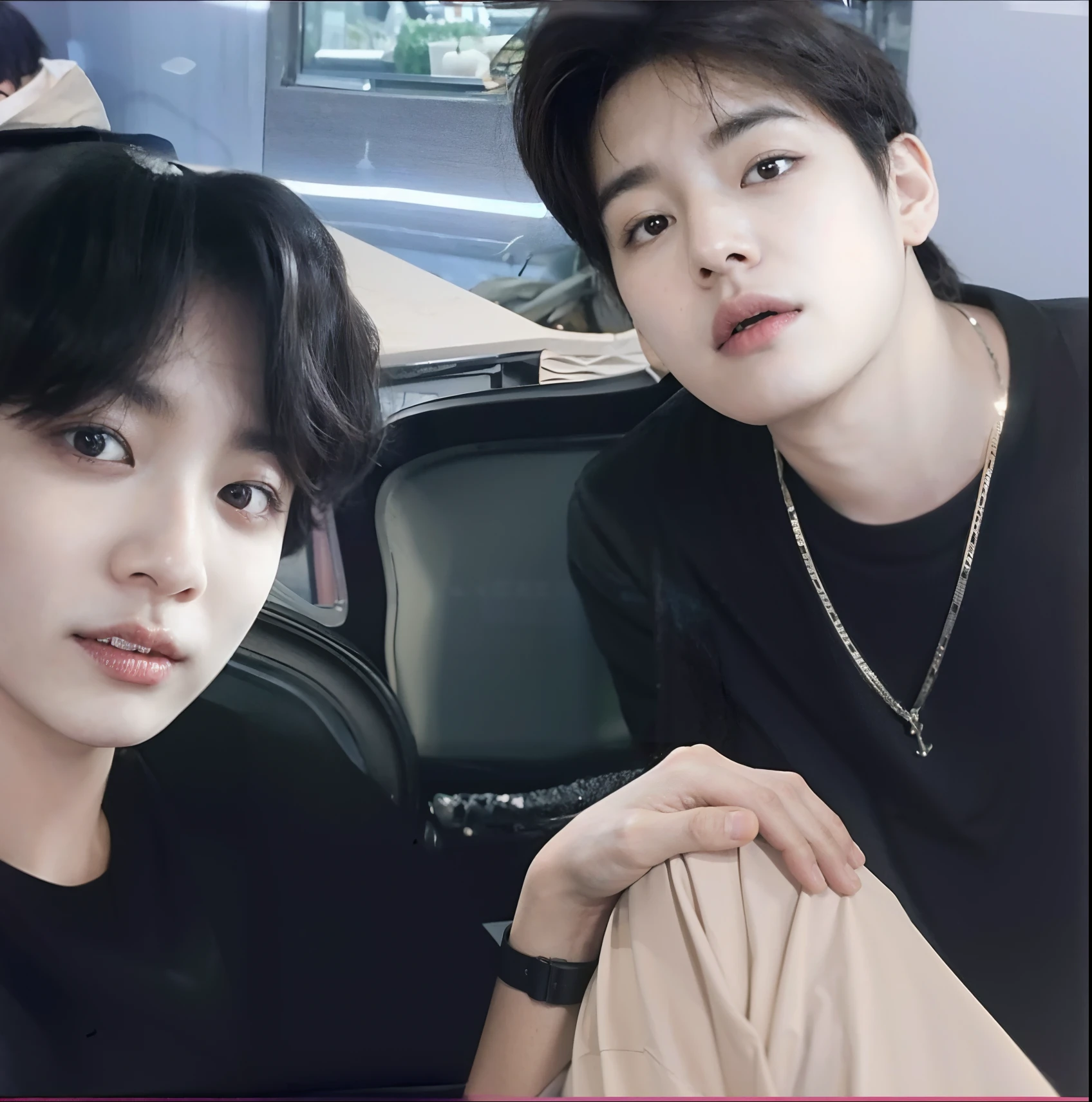 There are two young men sitting next to each other on a bus, Jungkook, they are siblings, They are close to each other, Bts, ❤🔥🍄🌪, ((Saturado)), Taehyung comendo batatas fritas Gucci, ✏️🎨, TaeJune Kim, 😭 🤮 💕 🎀, imagem vazada, fanart de alta qualidade, Directed by: Jang Seung-eop