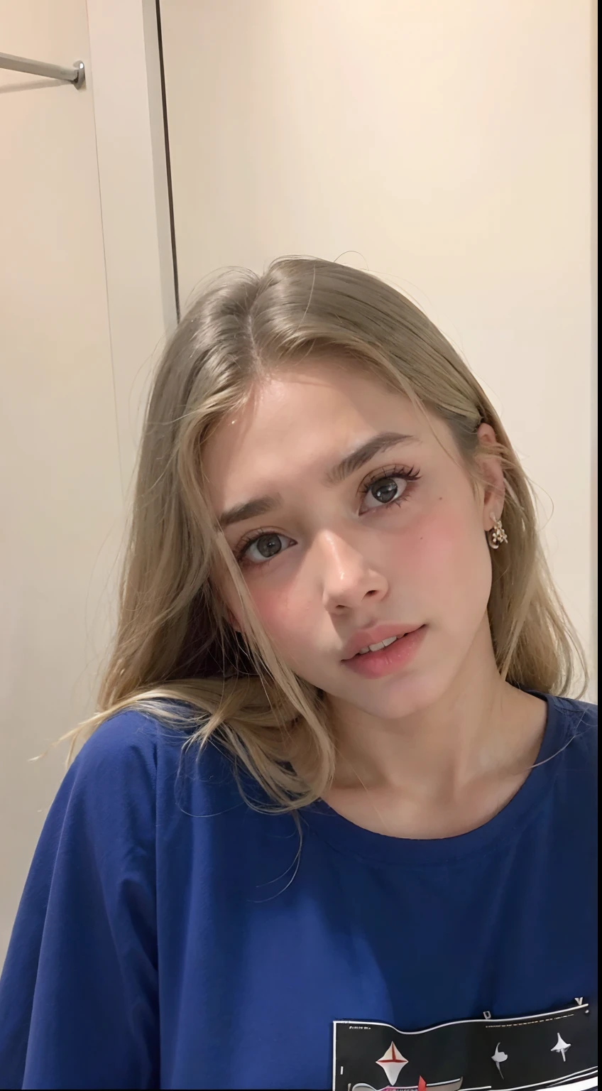 menina arafed escovando o cabelo no espelho do banheiro, 18 anos, 19-year-old girl, cabelos loiros e olhos grandes, 1 6 anos, taken in the early 2020s, longos cabelos loiros e olhos grandes, imagem de qualidade muito baixa, Yelena Belova, 2 Modelo feminina de 4 anos, qualidade muito baixa