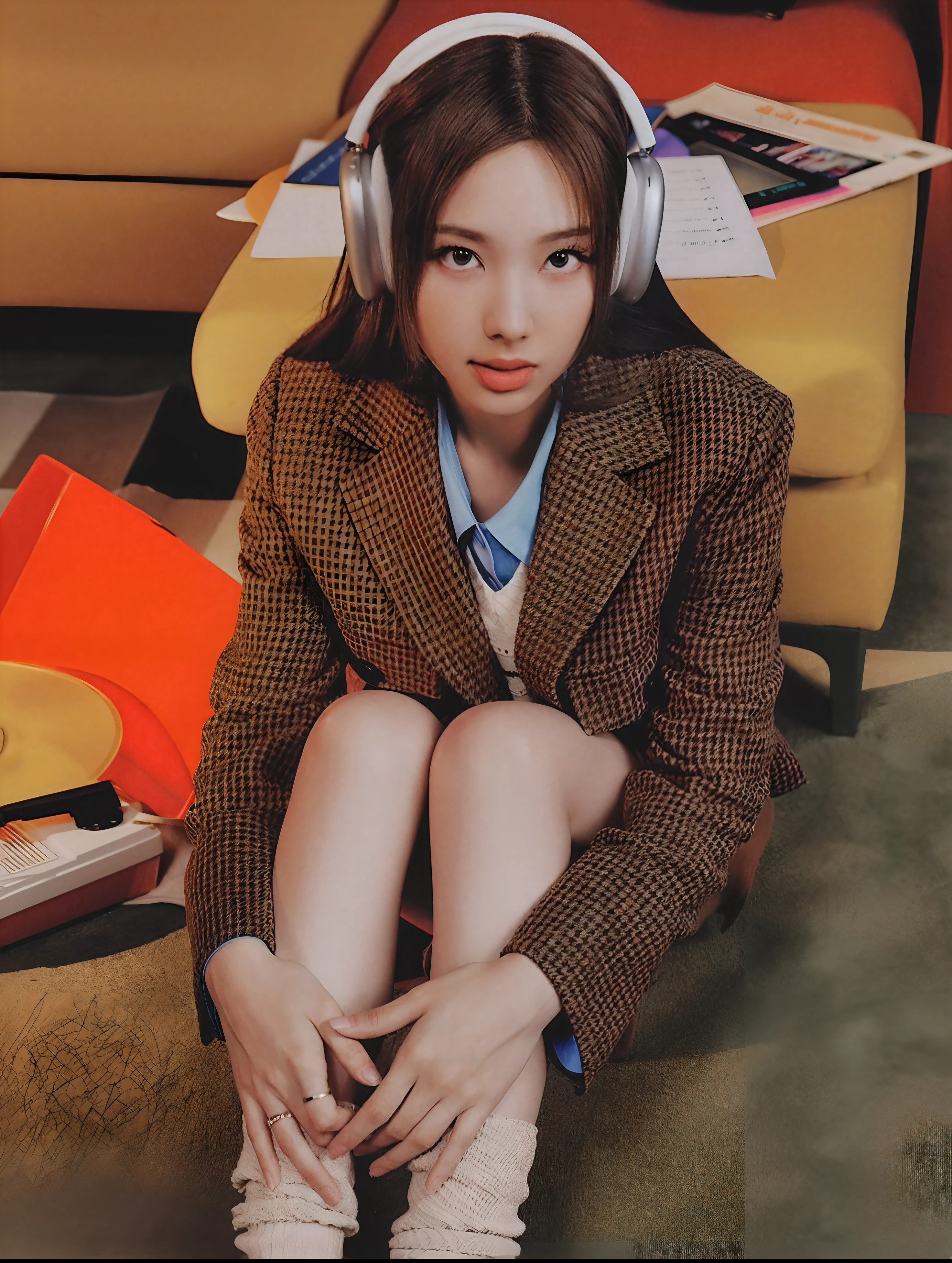 There's a woman sitting on the floor wearing headphones, Dom Yunjoo, Bae Suzy, TaeJune Kim, menina lofi, Jinyoung Canela, Foto promocional, jossi do blackpink, Retrato de Jossi de Blackpink, Pokimane, Jaeyeon Nam, Sakimichan, Arte Promocional, promo ainda, Ulzzang, tou, Kiko Mizuhara
