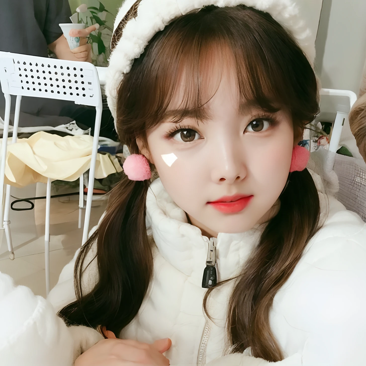There's a young woman in a white hat and white jacket, wan adorable korean face, Lalisa Manobal, Ulzzang, Lalisa Manoban do Blackpink, Ruan Vtuber Fofo, Ela tem um rosto bonito, Atriz coreana bonito, ela tem um rosto expressivo bonito, com bochechas redondas, Casa Yunjoo, Jinyoung Canela, kawaii bonito