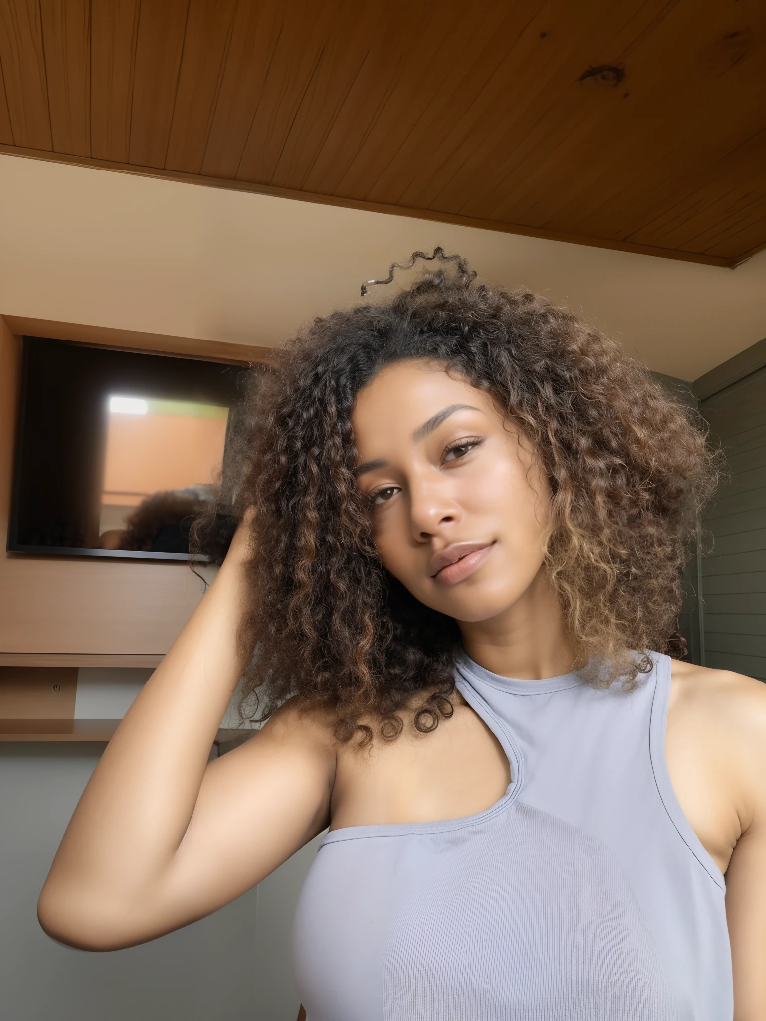 There's a woman with curly hair standing up in a room, sem maquiagem, sem maquiagem cabelo ondulado, afro encaracolado, cabelos ondulados espalhados, com afro, cabelos cacheados, seu rosto emoldurado com cachos, curly hair, com pele parda, com cabelo e pele texturizados, foto de uma mulher negra, selfie de uma jovem mulher, mulher jovem negra, messy curly hair, cabelos naturais