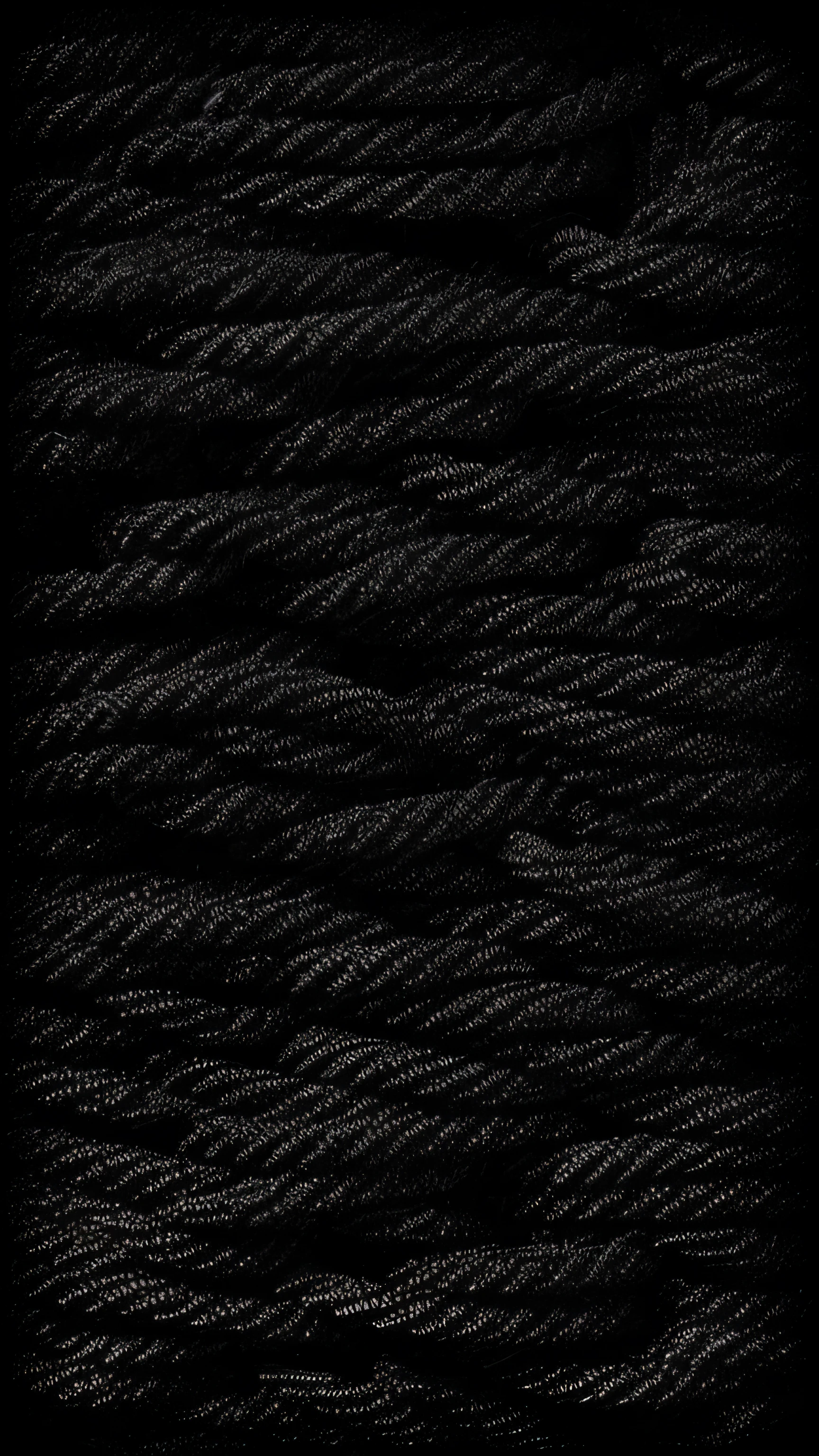 uma foto em preto e branco de um fundo preto com um desenho em preto e branco de uma onda, solid black #000000 fundo, Cordas, cabos com fio preto, Arte digital escura, mas detalhada, Papel de parede amoled, Dark and moody monochromatic colors, fundo preto pinterest, arte generativa do algoritmo houdini, Background Story ( Escuro _ smoke billowing; ), texturizado preto, corda
