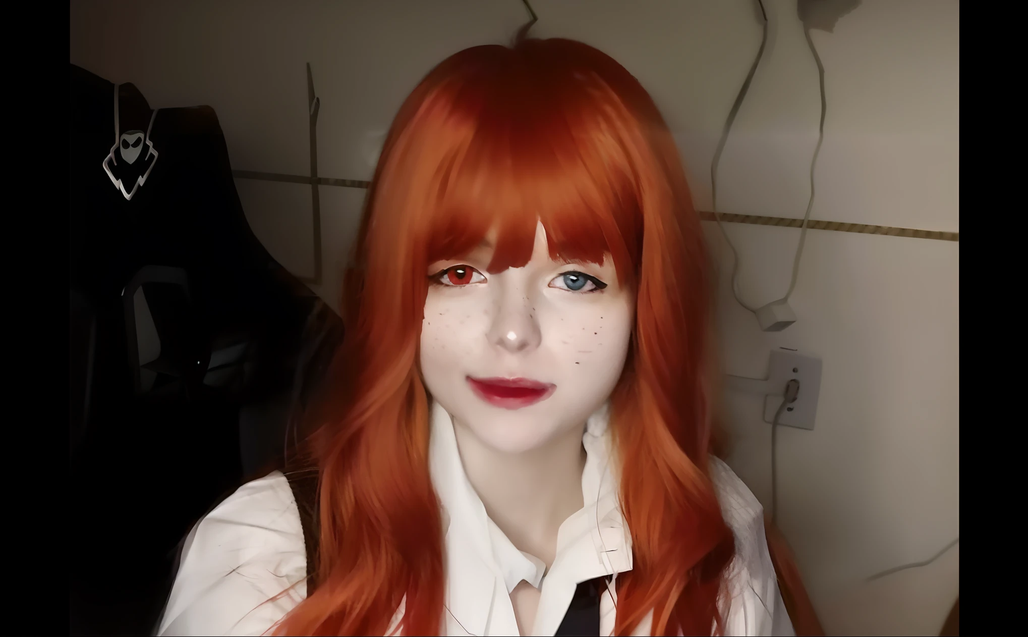 there is a woman with red hair and a white shirt, cosplay realista, Menina anime na vida real, Asuka Langley Sohryu, Asuka Langley, Asuka Langley Soryu, cabelos vermelhos carmesim e olhos vermelhos, ela tem cabelos longos e redorange, peruca vermelha, Madison Beer como Leeloo, Asuka Langley Souryuu