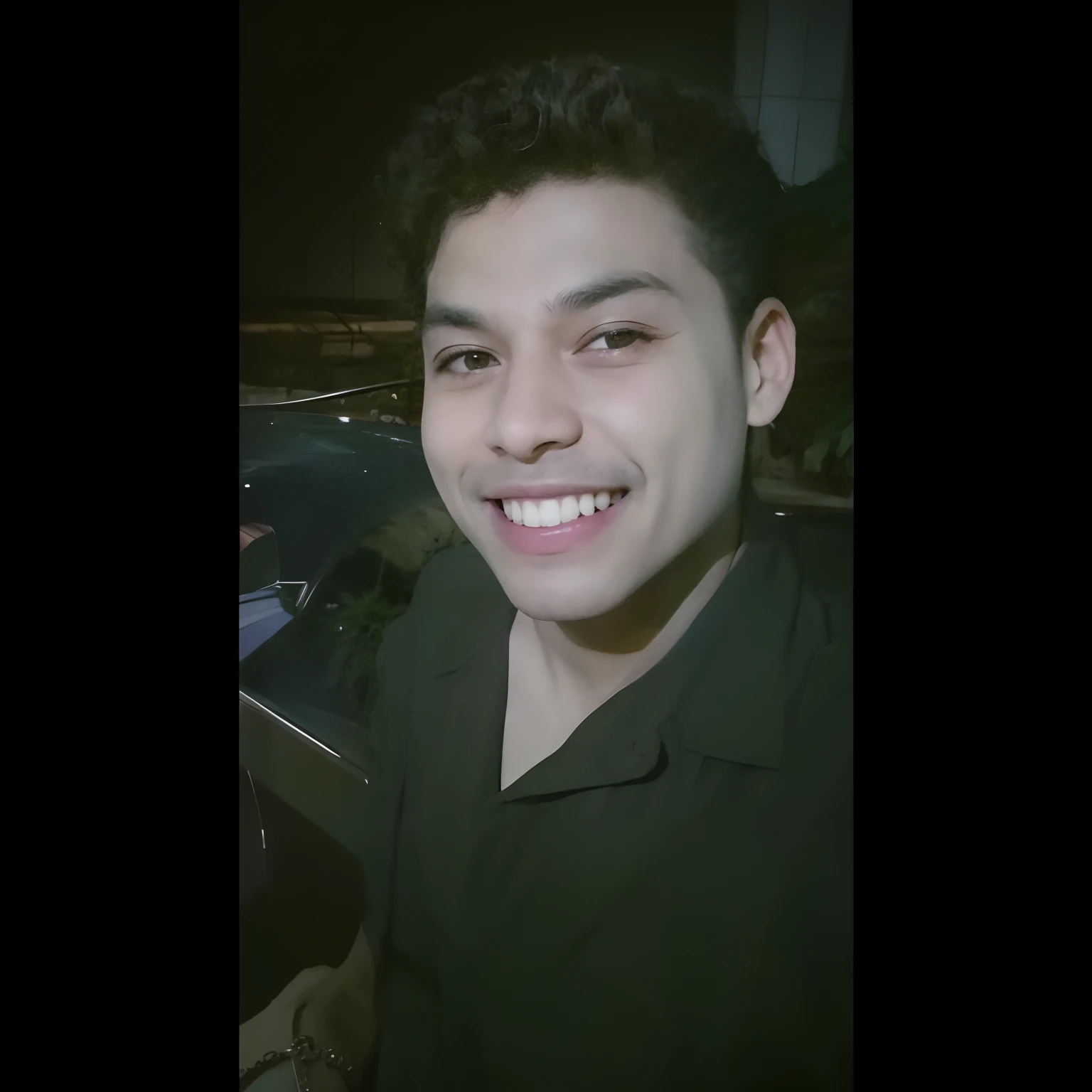 there is a man that is smiling and posing for a picture, em torno de 1 9 anos, com um lindo sorriso, ele tem cerca de 2 0 anos de idade, ele tem cerca de 20 anos, Foto de perfil, leve sorriso bonito, he's smiling, 18 anos, muito ligeiramente sorridente, ele tem cerca de 2 5 anos de idade, zigor samaniego