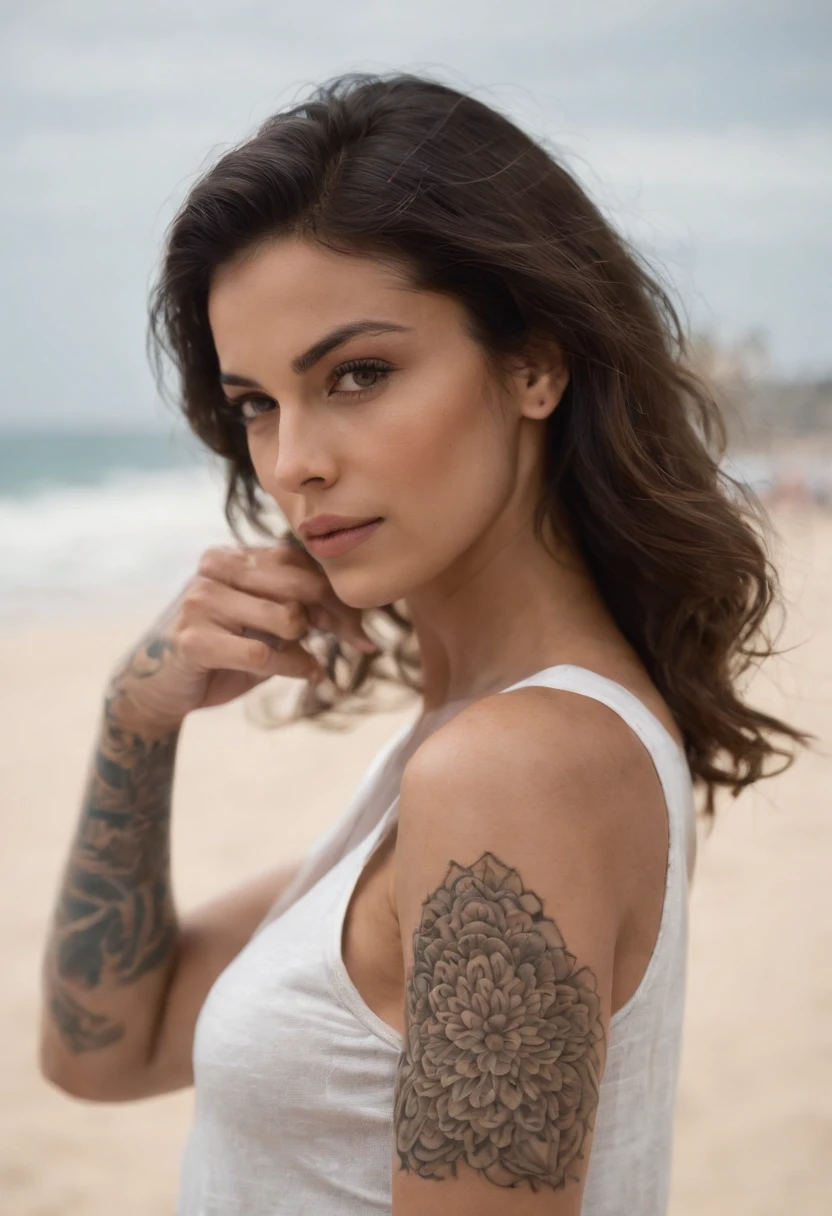 Mulher morena baixa, com cabelo preso, fisiculturista, com roupa de academia, with his right arm tattooed, na praia
