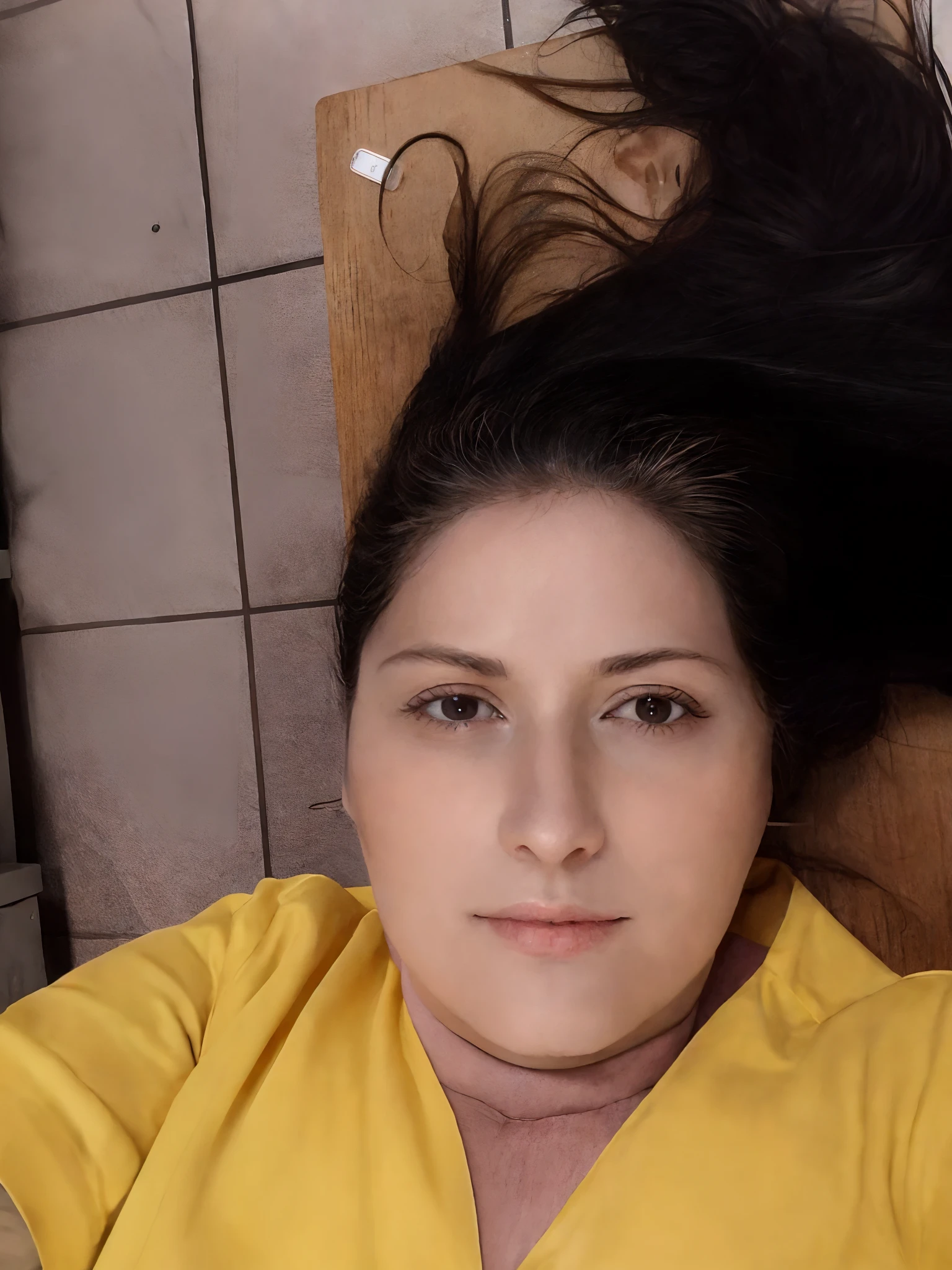 there is a woman laying on a bed with a cell phone, 3 0 anos de idade mulher, Mulher de 30 anos, Mulheres de 40 anos, cerca de 3 5 anos, 38 anos, (38 anos), 3 0 anos mulher, 3 2 anos, 3 6 anos, photo from behind, imagem de perfil, 35 anos