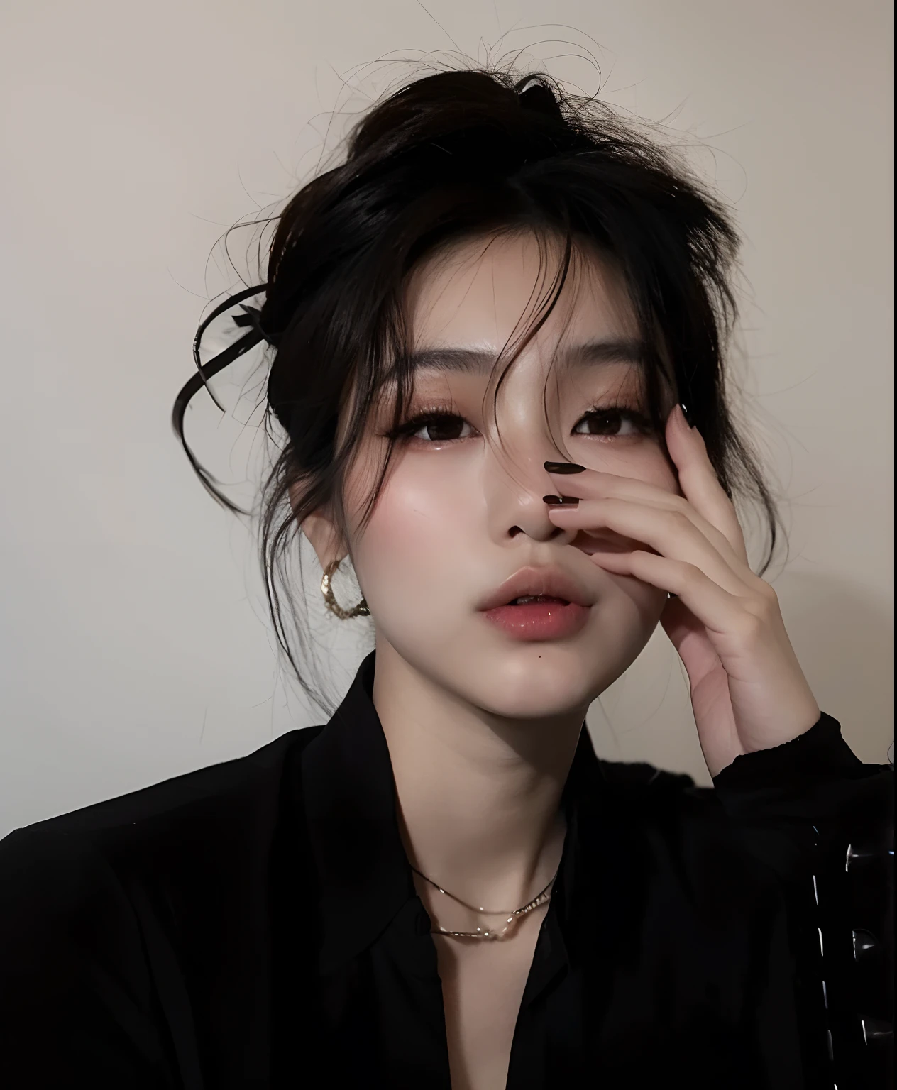 um close up de uma pessoa com uma camisa preta e um colar, Mulher sul-coreana bonita, mulher coreana jovem bonita, linda mulher coreana jovem, coreana, young adorable korean face, Ulzzang, korean face features, Mulher coreana, cruel korean goth girl, maquiagem sul-coreana popular, Jinyoung Canela, a young asian woman, maquiagem coreana popular, lindo rosto delicado