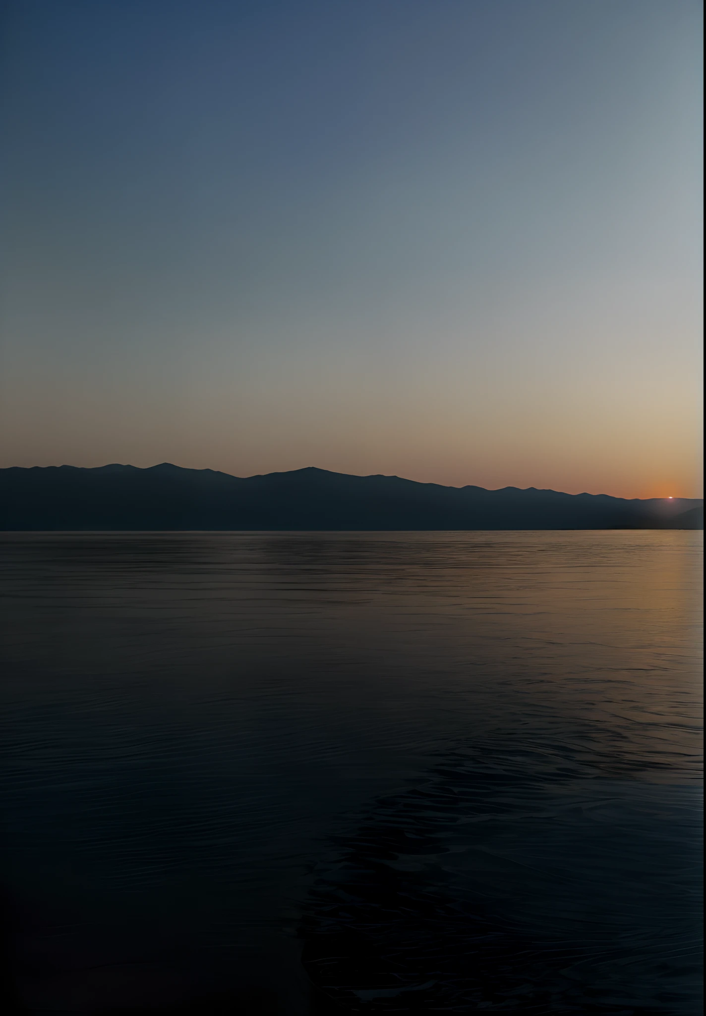 the setting sun、early evening、、lakeside、Microwave rippling、clouds、evening light、blues