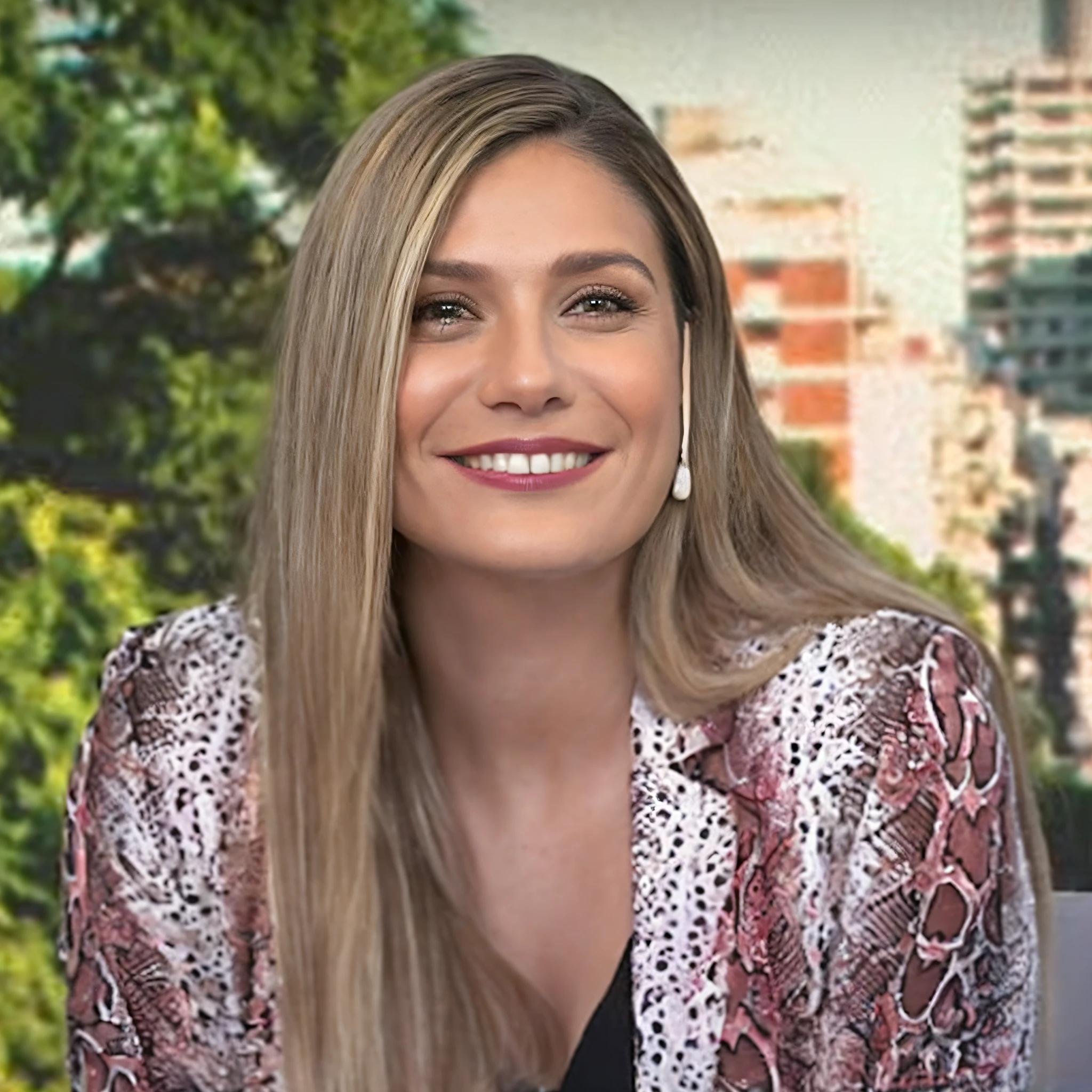 uma mulher bonita jovem loira cabelos longos lisos, olhos verde claros bem delineados, Well-lit photo studio, sentada com um sorriso no rosto, fernanda suarez, Olivia de Bernardinis, Marischa Becker, Lorena Avarez, julia fuentes, Carola Rubio, Laure Lipton, julia sarda, Valentina Embaralhamento, Caroline Gariba, Malika Favre, andrea rocha, Alana Fletcher, Nicole De Boer, Christina Kritikou, HD photo 8k High Definition.
