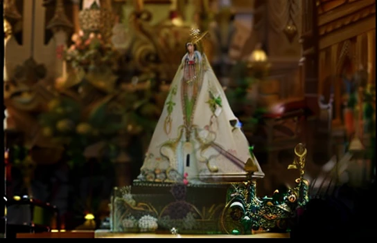 There is a statue of a woman holding a cross in a church, exibido em um altar, imaculadamente detalhado, por Mestre da Folhagem Bordada, com detalhes intrincados, Holy, foto", 8k)), reliquary, no altar, Exibido, ricamente decorado, vestido em ornamentado, Porque Sepulto, extravagante decorado fantasiosamente