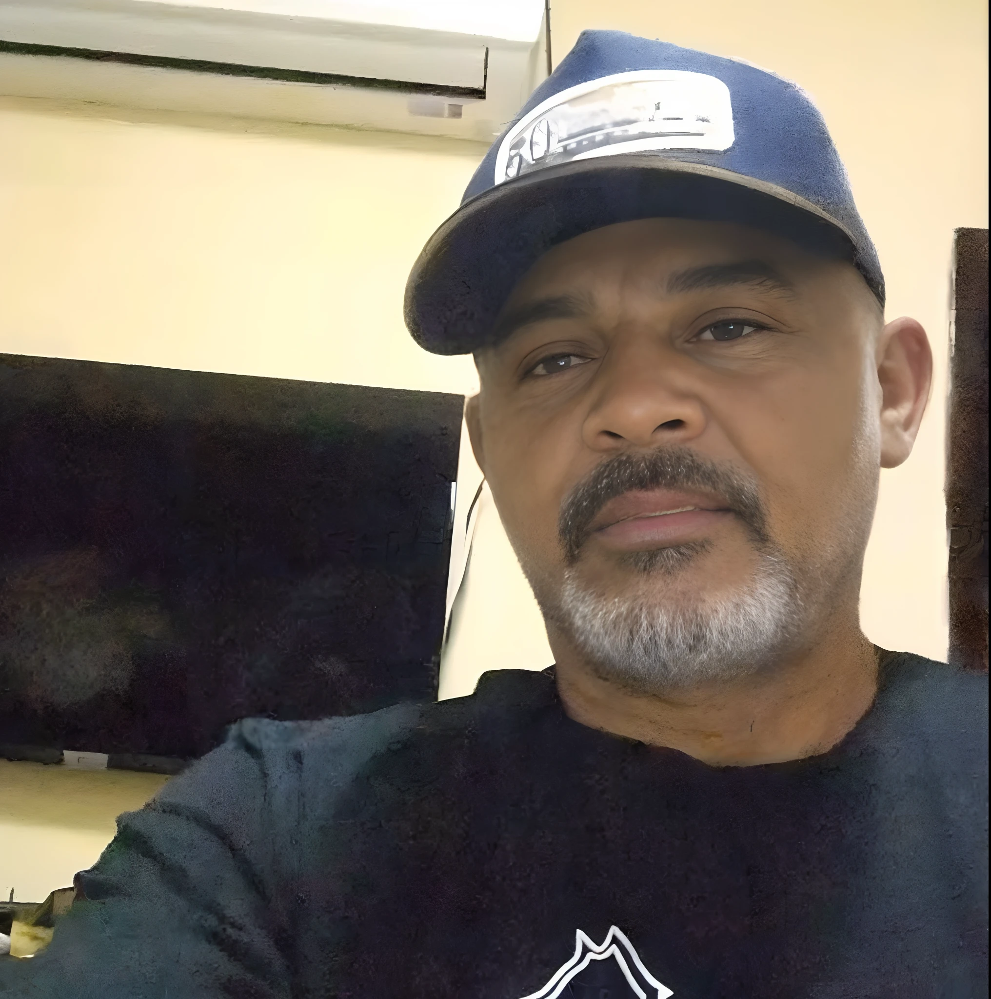 there is a man in a hat and a black shirt, Arauto Ortega, Carmelo Blandino, david rios ferreira, victor maristane, Luis Nieves Sr., Salustiano Garcia Cruz, ele tem cerca de 6 0 anos de idade, ele tem cerca de 60 anos, Ronaldo Luis Nazario de Lima, foto de perfil, José Moncada, Rosemary Ressendi
