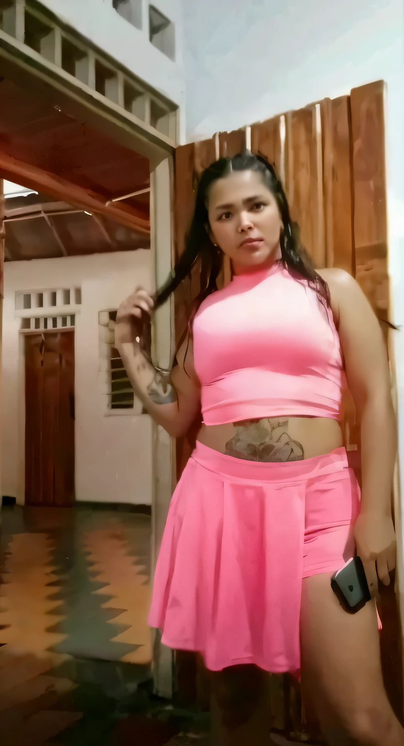 There is a woman in a pink dress holding a cell phone, 30-year-old woman from cuba, her belly button is exposed, Parece Fabiula Nascimento, Ella es mexicana, Su vientre es gordo y redondo, Hermosa mujer mexicana, Ella tiene un vientre redondo y gordo y tembloroso, Usar tatuajes shipibo, ombligo mostrando