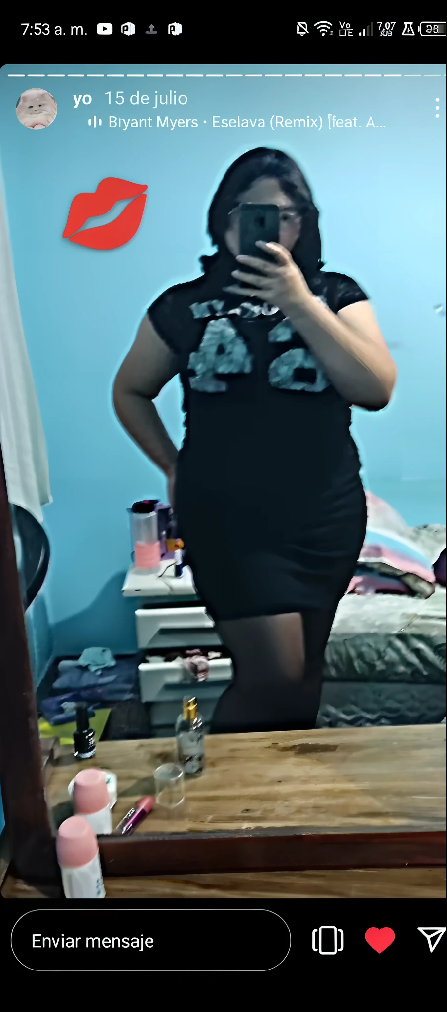 there is a woman taking a selfie in a mirror, Ella lleva un vestido negro, cuerpo completo a la vista, con un vestido negro ajustado, Vestido negro, con un vestido negro, webcam footage, low quality video, Toma de cuerpo completo!!, foto del atuendo, Ella tiene un vientre redondo y gordo y tembloroso, shot on webcam, bailando de fondoUks