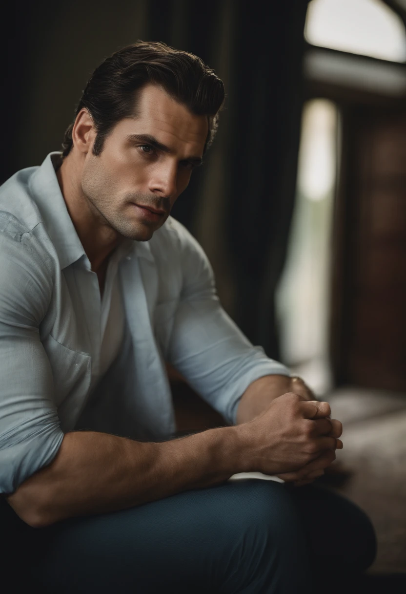 Henry cavill pelado sentado em um banco,com as pernas abertas mostrando espessamento e veia . Olhando para um espelho gigante
