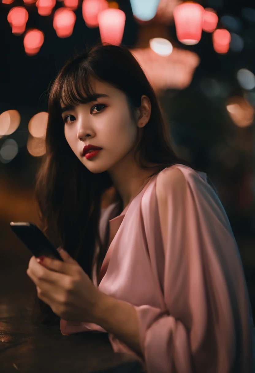 A Chinese girl, segurando o celular, bored expression, fundo noturno
