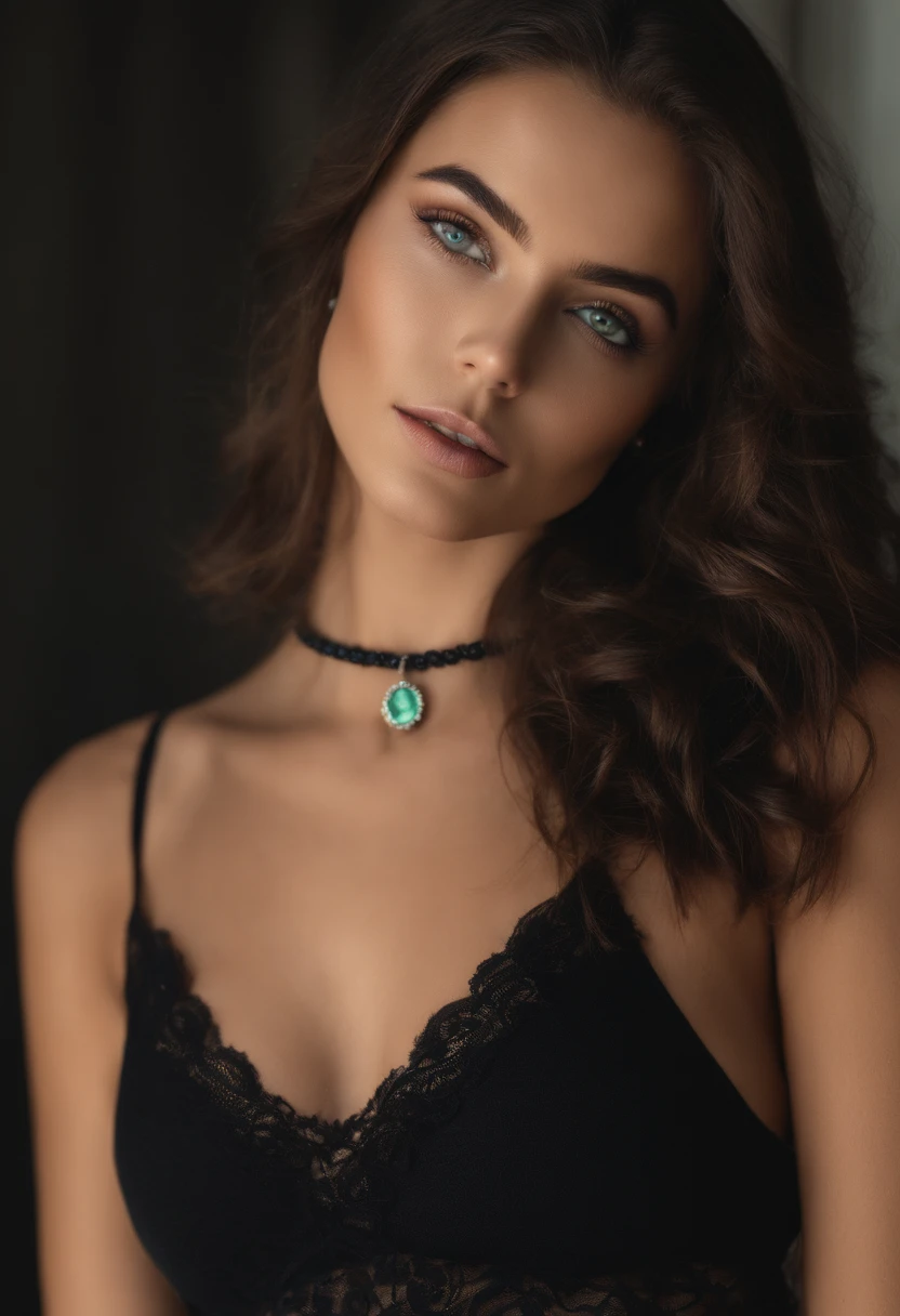 Femme Arafed avec un bikini noir et un collier sur la plage, fille sexy aux yeux verts, Portrait Sophie Mudd, cheveux bruns et grands yeux, Photo of a young woman, Yeux de chambre, Violet Myers, sans maquillage, maquillage naturel, looking straight at camera, Visage avec Artgram, Maquillage subtil, piercing green eyes