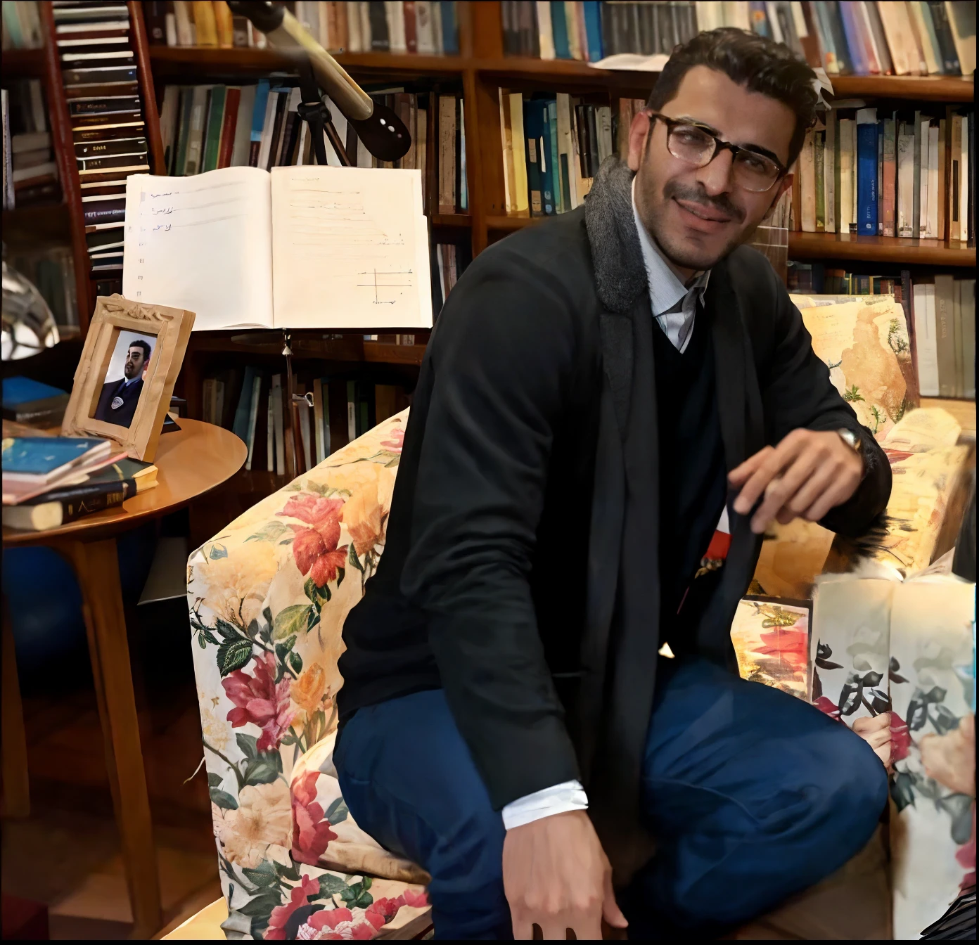 Homem sentado em uma cadeira em uma biblioteca com uma estante, Directed by: Edward Avedisian, Nekro Petros Afshar, Ahmad Merheb, Emad Mostaque, Farid Ghanbari, Sayem Reza, Mohamed Chahin, Hicham Habchi, stefano brunesci, Amr Elshamy, Reza Afshar