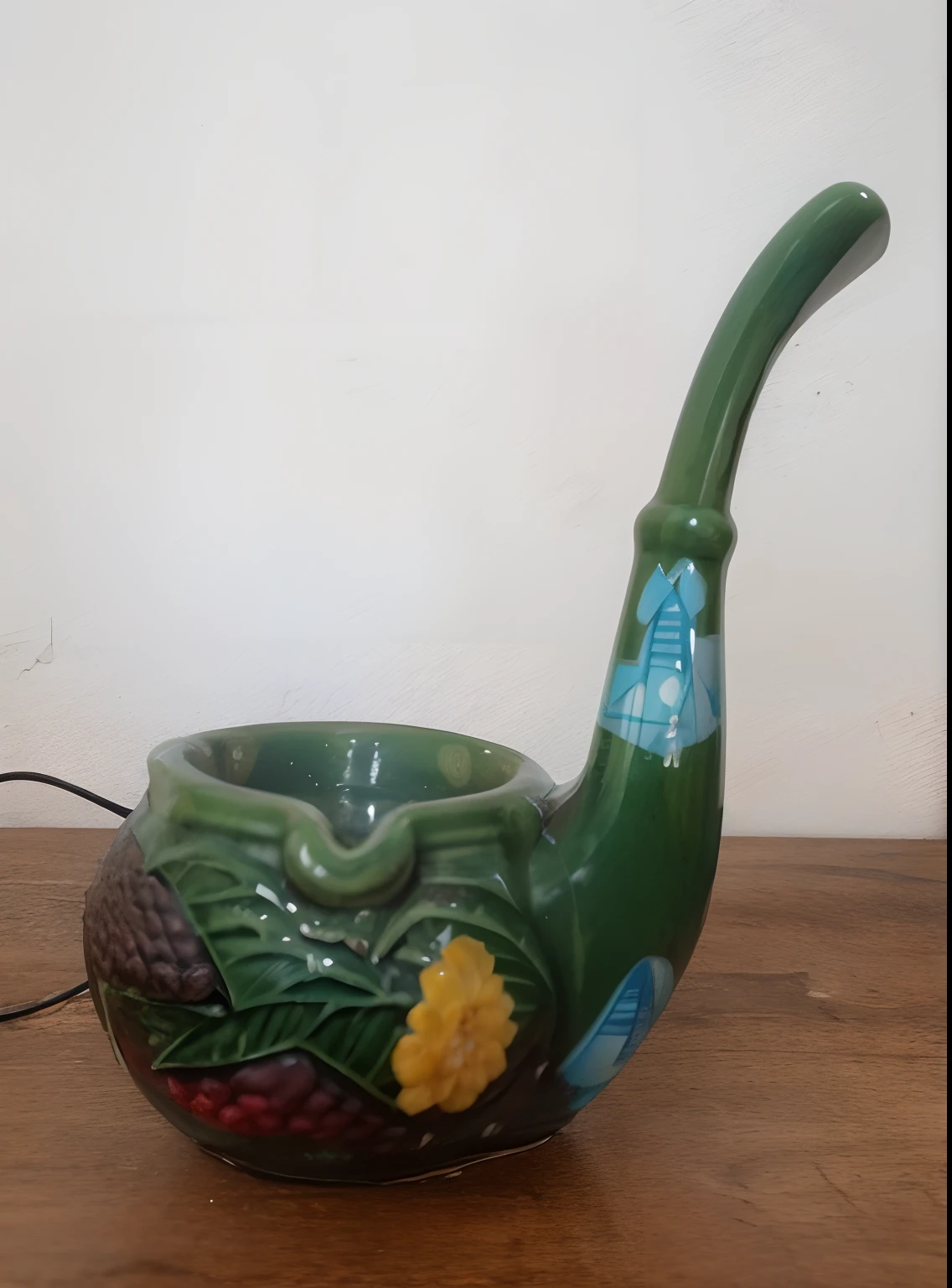 Um cinzeiro em forma de jarro encima de uma mesa de madeira. Artistic style, detalhado, cores vivas