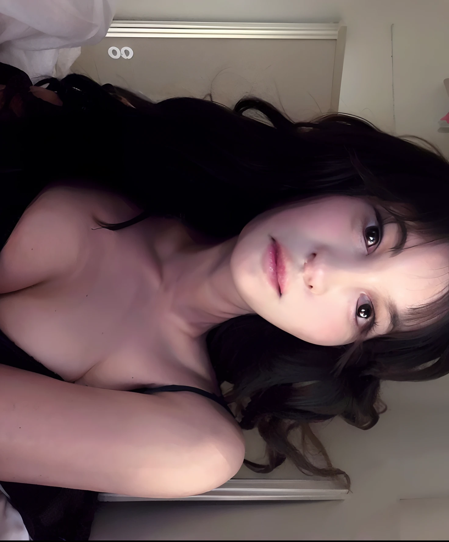 There is a woman lying on a bed with a laptop, 18 anos, 1 8 I, ela tem cerca de 2 0 anos, ela tem cerca de 20 anos, 2 2 anos, cruel korean goth girl, qualidade muito baixa, 1 6 anos, Upload de alta qualidade, sensualidade e aceno, 21 anos