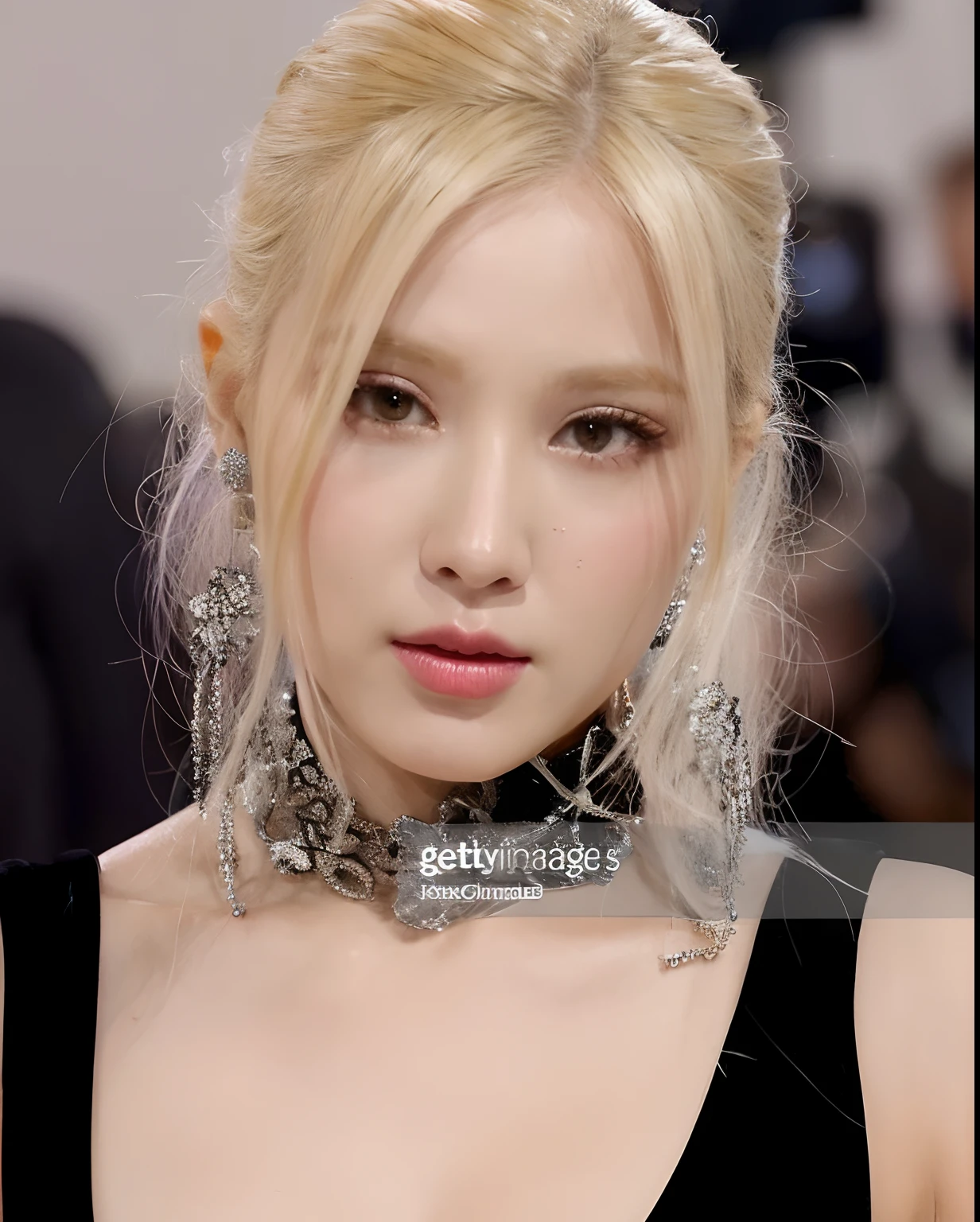((Melhor qualidade, 8k, Masterpiece :1.3)), 1girl, sorrindo, corpo inteiro, rosto magro, mulher bonita, (cabelo casta loiro com duas mechas roxas na frente), vestido na cor vinho de comprimento completo: 1.1, rosto ultra-detalhado, Detailed eyes and double eyelid azil color, fundo desfocado, rosto fino, cidade, fora, rua, durante a noite, around her neck a snake necklace and small earrings all of silver, a small tattoo on the collarbone of the heart