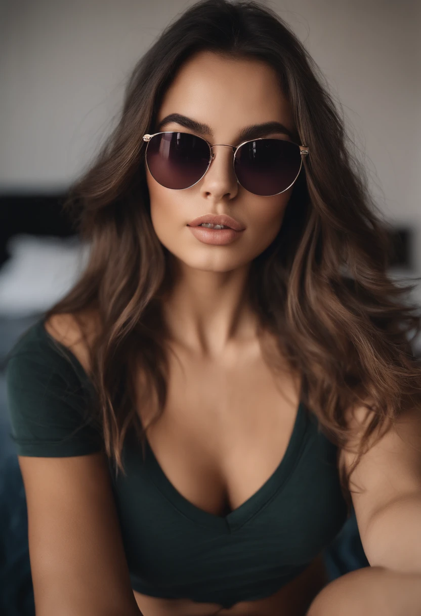 Arafed woman with tshirt and shorts and sunglasses, fille sexy aux yeux bruns, Portrait Sophie Mudd, cheveux bruns et grands yeux, selfie of a young woman, Yeux de chambre, Violet Myers, sans maquillage, maquillage naturel, looking straight at camera, Visage avec Artgram, Maquillage subtil, Great photo on the bed, dans la chambre, Medium to large bust, sexy ; ;nu
