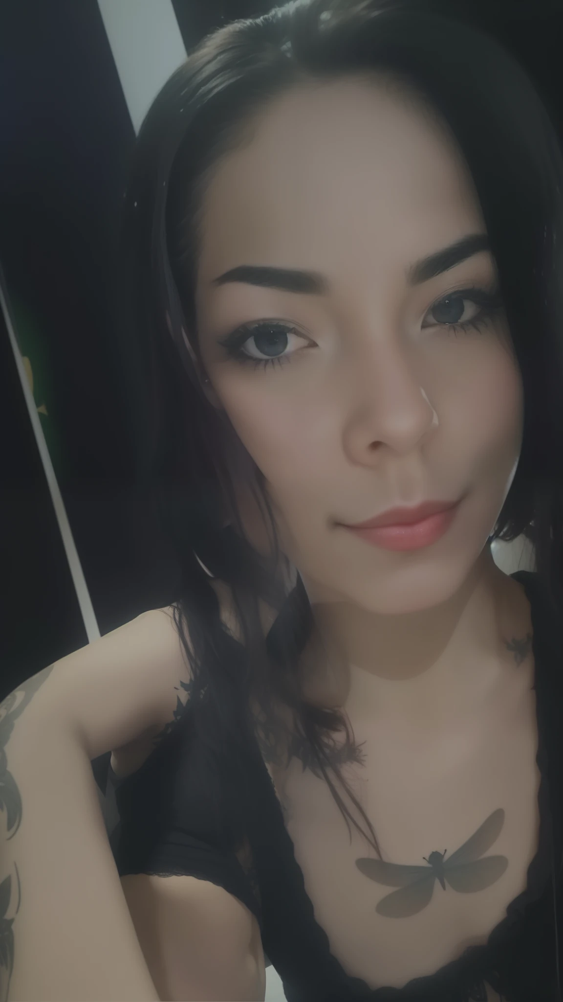 There's a woman with a tattoo on her arm and a dragonfly tattoo on her chest and a black shirt, imagem de perfil, com cabelos pretos, 3 0 anos de idade mulher, Mulher de 30 anos, com cabelo preto liso, 30-year-old woman with Asian features but is Brazilian, 2 8 anos, imagem de qualidade muito baixa, 2 7 anos