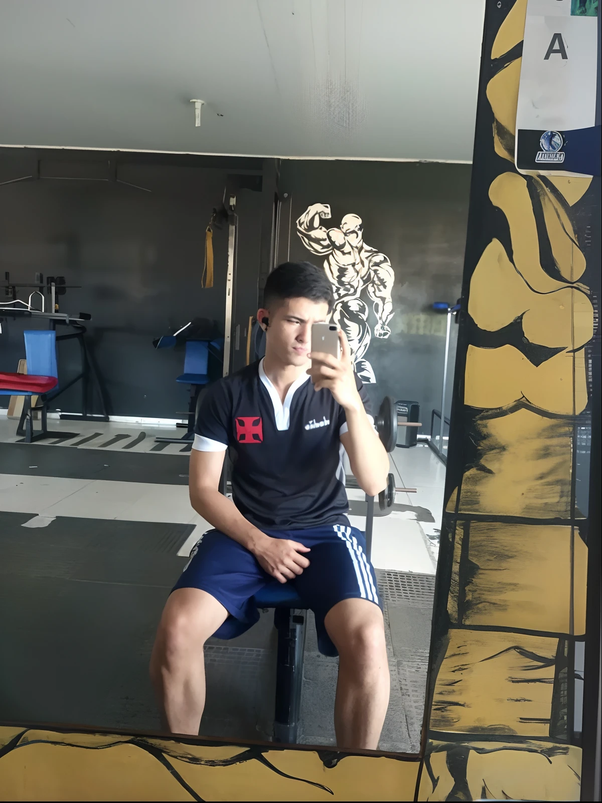 There's a man sitting on a bench in a gym, em uma academia, fumar com pose de agachamento, andres rios, mateus 9 5, 2 3 anos, Mohamed Chahin, Mateo Dineen, Pose forte, 21 anos, Pose estoica, malhar, 18 anos, 2 2 anos, caio santos