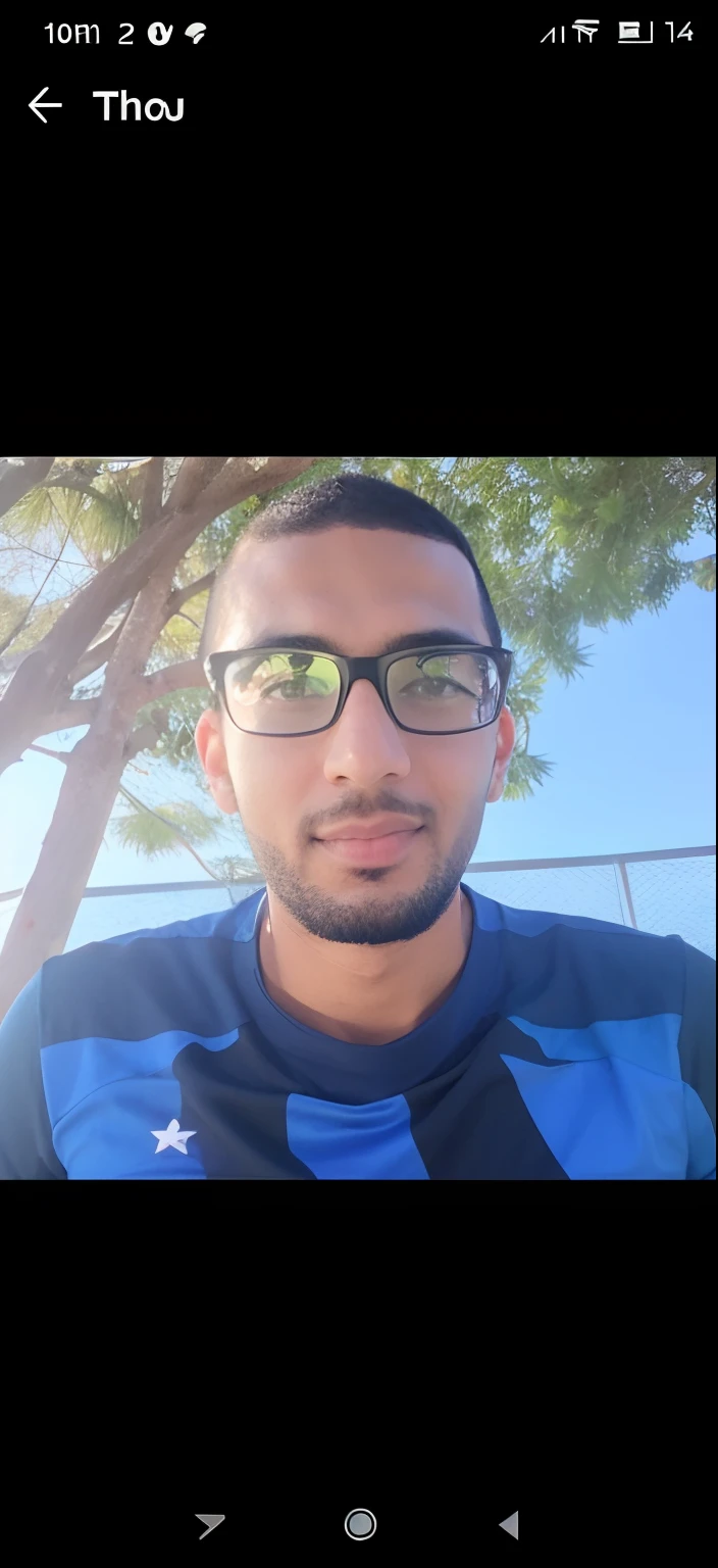 A closeup of a man in glasses and blue shirt, Mohamed Reda, em torno de 1 9 anos, Mohamed Chahin, foto de perfil, foto de perfil headshot, 2 3 anos, foto do perfil, imagem de perfil, Riyahd Cassiem, 2 7 anos, taken in the early 2020s, 2 8 anos, 2 9 anos