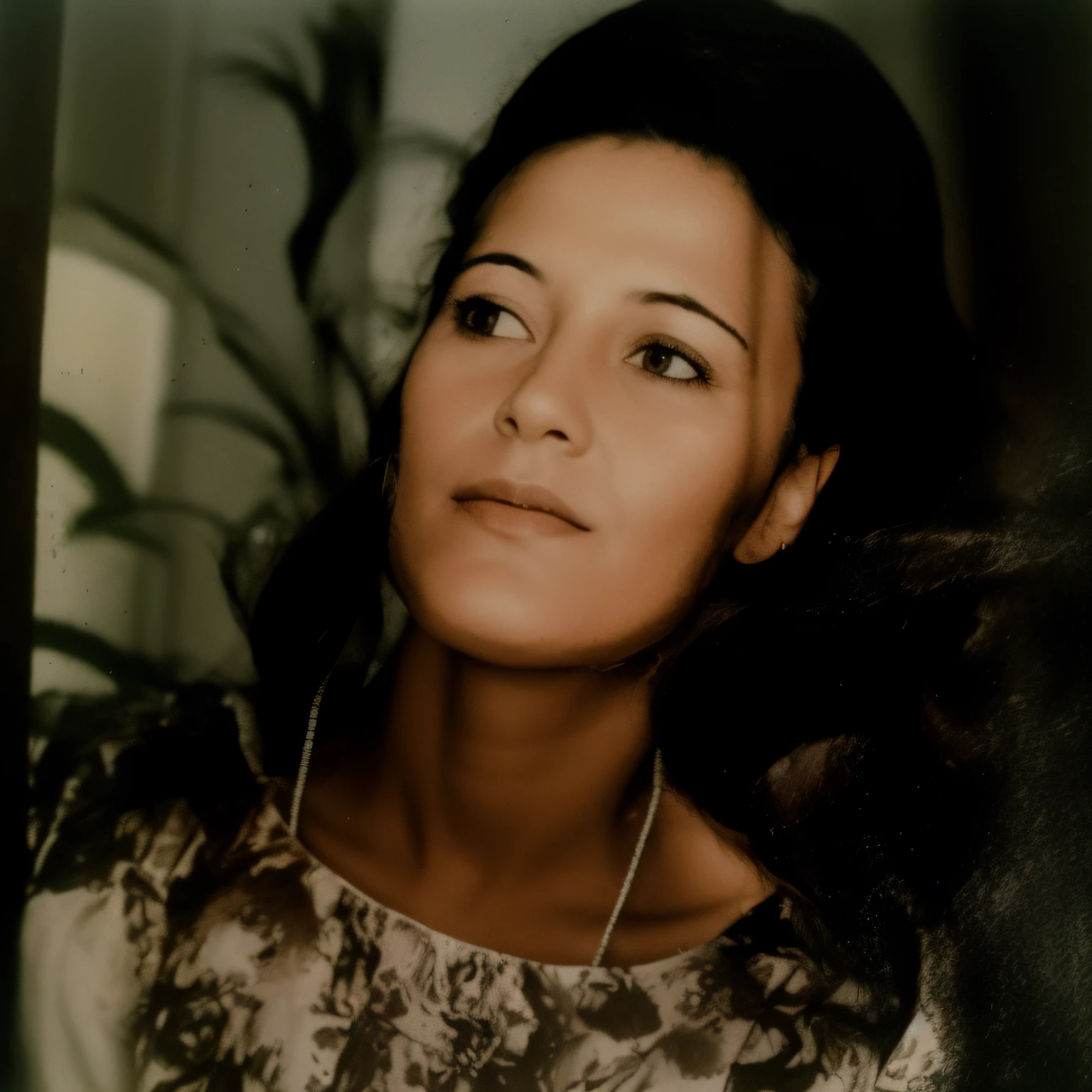 There's a black and white picture of a woman with a necklace, na casa dos 20 anos, Directed by: Kati Horna, taken in the early 1960s, foto granulada de uma mulher feia, em seus primeiros 3 0, retrato misterioso de uma mulher, filme retrato em close-up ainda, Filme Retrato, Magda Torres Gurza