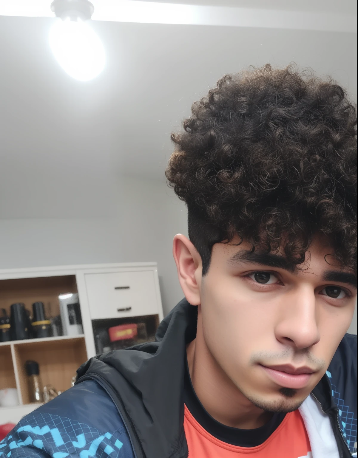 There's a young man with curly hair and a jacket, curls on top of his head, cabelos cacheados e curtos, cachos por cima, a partir de 8 k matte, imagem frontal, messy curly hair, Retrato tirado 8 K, com longos cabelos cacheados, curly middle part haircut, afro encaracolado, mateus 9 5, Alex, em torno de 1 9 anos, encaracolado