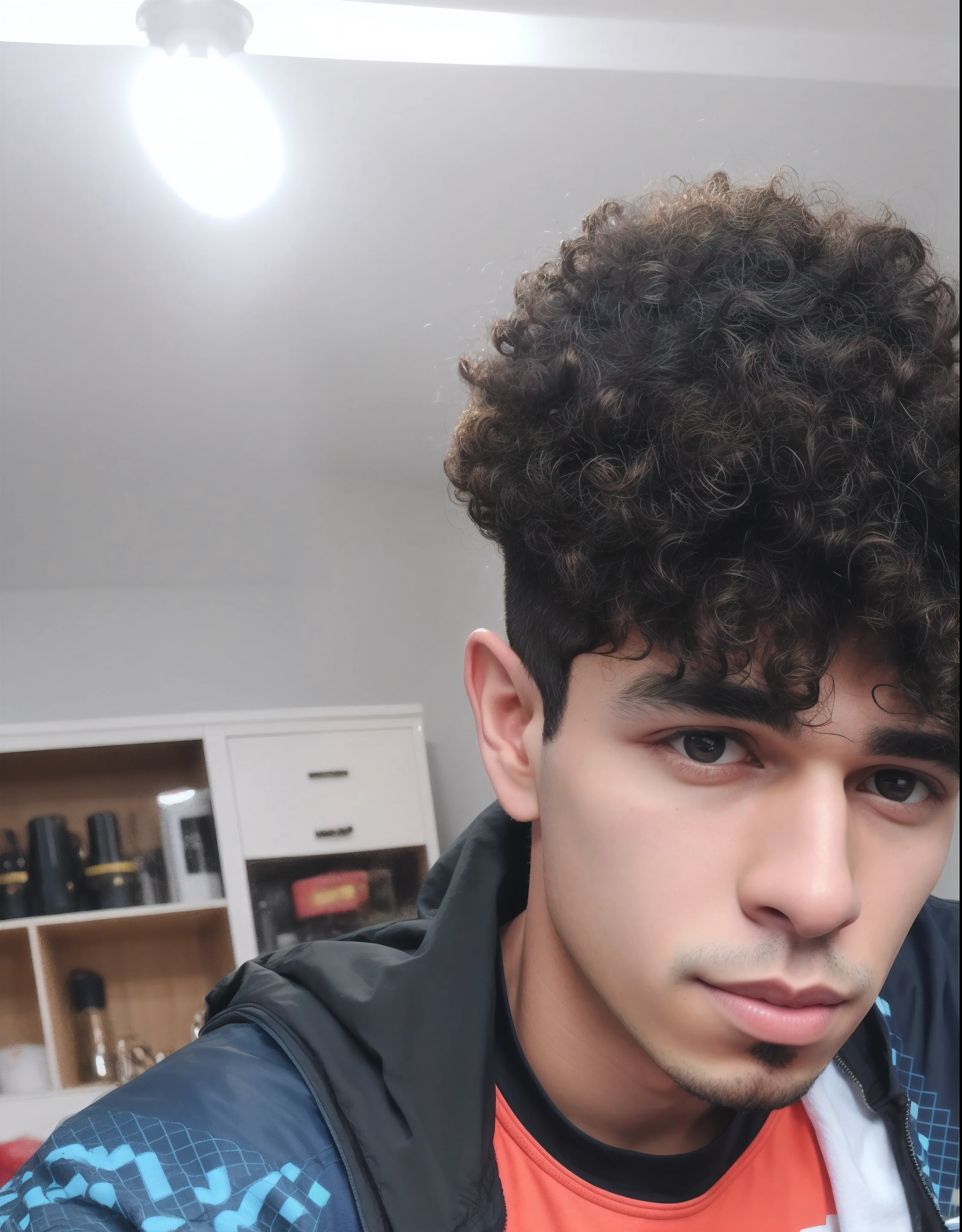 There's a young man with curly hair and a jacket, curls on top of his head, cabelos cacheados e curtos, cachos por cima, a partir de 8 k matte, imagem frontal, messy curly hair, Retrato tirado 8 K, com longos cabelos cacheados, curly middle part haircut, afro encaracolado, mateus 9 5, Alex, em torno de 1 9 anos, encaracolado
