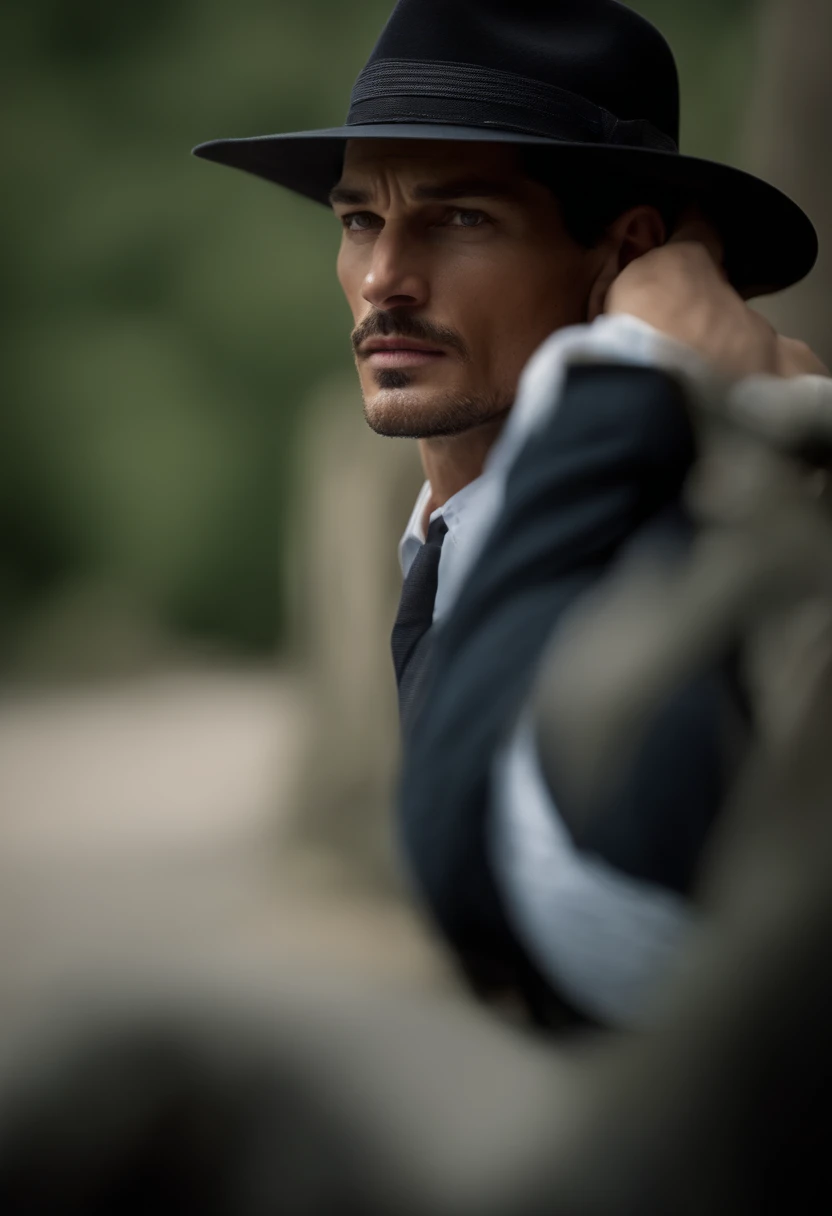 David Gandy jovem, fardado como um policial gostoso, sentado de perna aberta no capo de uma viatura
