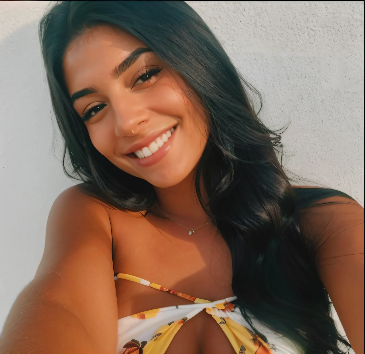 mulher sorridente com longos cabelos pretos e um vestido amarelo e branco, Parece Isis Valverde, Alanis Guillen, bonito e sorridente, Mulher de 20 anos de Cuba, mulher mexicana bronzeada bonita, sorrindo sedutoramente, selfie de uma jovem mulher, sorriso bonito, sorriso perfeito, lindo rosto latino, foto de uma modelo, Modelo do Instagram, 8k, muito detalhado