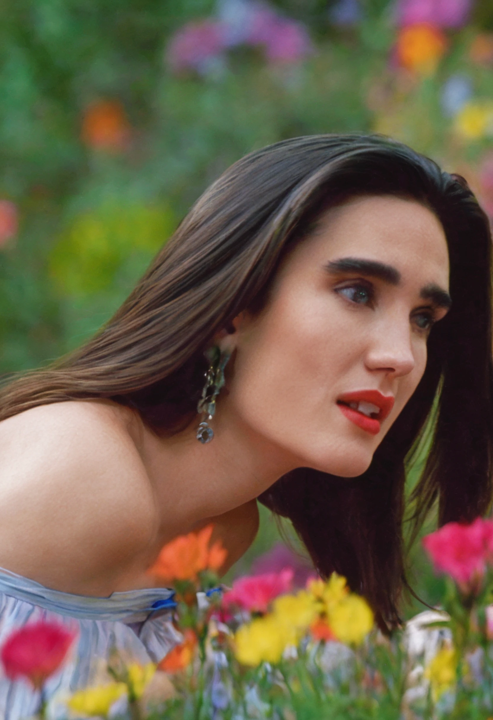 1girl (Jennifer Connelly -30 anos), solo, corpo inteiro, (obra-prima:1.21), (melhor qualidade:1.2), colorido, (illustration:1.2), (cinematic lighthing:1.1), (ombros nus:1.21), (鎖骨: 1.21) and fantastic garden, The scenery is illuminated by a rainbow of (vaga-lumes coloridos), dancing and fluttering in the air. The garden is decorated by a soft (garoa), creating a misty and ethereal atmosphere. No centro da cena, there's a single girl, uma garota extremamente delicada e bonita, with cute features and innocent expression. Her long hair is floating in the wind. She's wearing a strapless dress, which is ultra neckline, destacando suas curvas delicadas. The lighting is very delicate and beautiful, creating a soft and warm glow that highlights the water, fazendo-a brilhar como diamantes. The finest grass is also illuminated, criando um tapete exuberante e verdejante. The garden is surrounded by fields of colorful flowers, com flores de todas as cores e formas. (Borboletas coloridas), de todos os tons e tamanhos, podem ser vistas flutuando pela cena, increasing the overall sense of wonder and magic. (olhar para o visualizador), A flush can be seen in his nose and his mouth is slightly open, adding to the overall sense of innocence and youthfulness. Falling petals can be seen floating around her, adding to the overall sense of romance and beauty. Um vento suave sopra pela cena, making the leaves whisper and the flowers sway, increasing the overall sense of movement and life. This is a scene of pure wonder and magic, repleta de cor e beleza, onde o espectador se pode perder num mundo encantador e cativante.