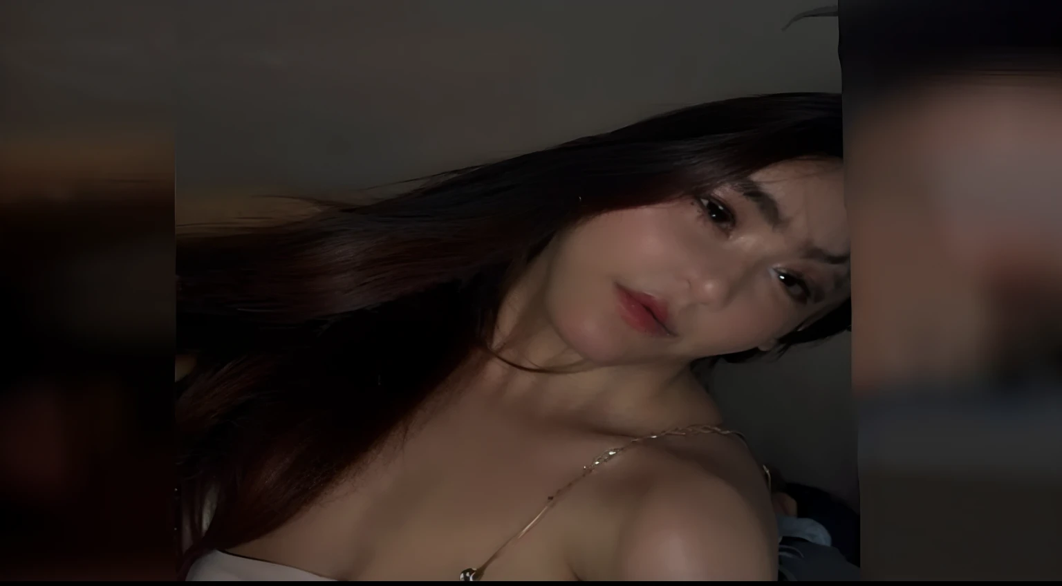um close up de uma mulher com cabelos longos usando um vestido rosa, 18 anos, 19-year-old girl, foto de baixa qualidade, 1 8 I, Violeta Myers, imagem de qualidade muito baixa, ela tem cerca de 2 0 anos, ela tem cerca de 20 anos, 1 6 anos, 21 anos, foto vazada