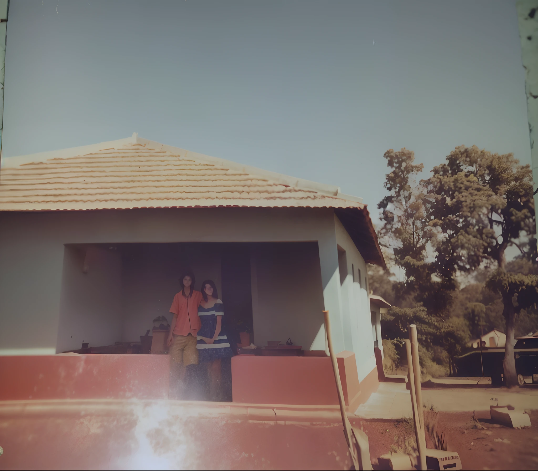 uma casa, com um jardim de terra na frente, terra vermelha, historical image, Foto polaroid velha damagaed, foto antiga, fotografia de baixa qualidade, casa velha, imagem antiga, Casa colonial no fundo, taken in the late 1970s, taken in the early 1970s, Photographic photography, filmagens antigas,