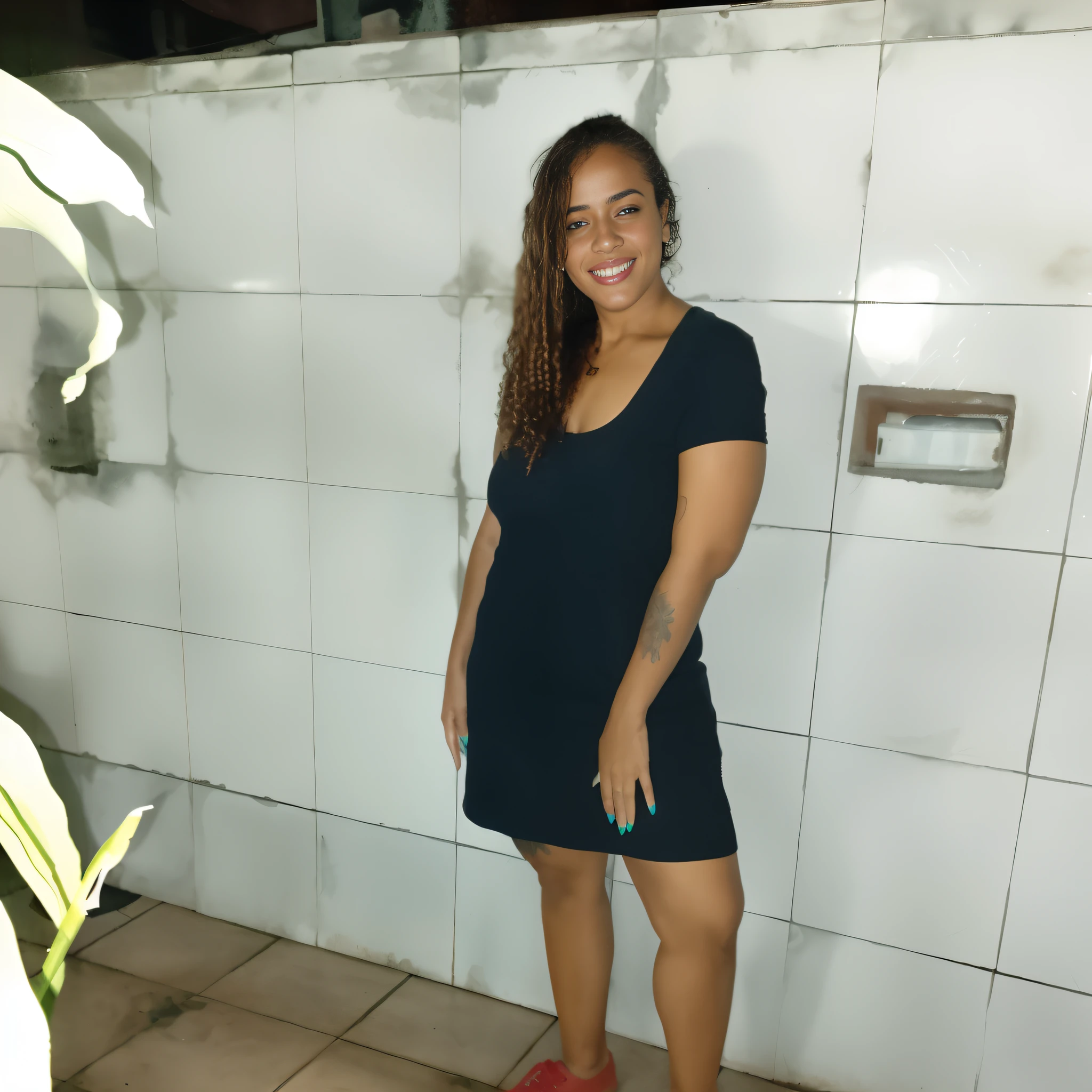 There's a woman standing on a skateboard in a bathroom, mulher de 30 anos de Cuba, Directed by: Nandor Soldier, imagem de perfil, Fotografia tirada em 2 0 2 0, 3 0 anos de idade mulher, mulher de 30 anos, Directed by: Willian Murai, Directed by: Emerson Silva