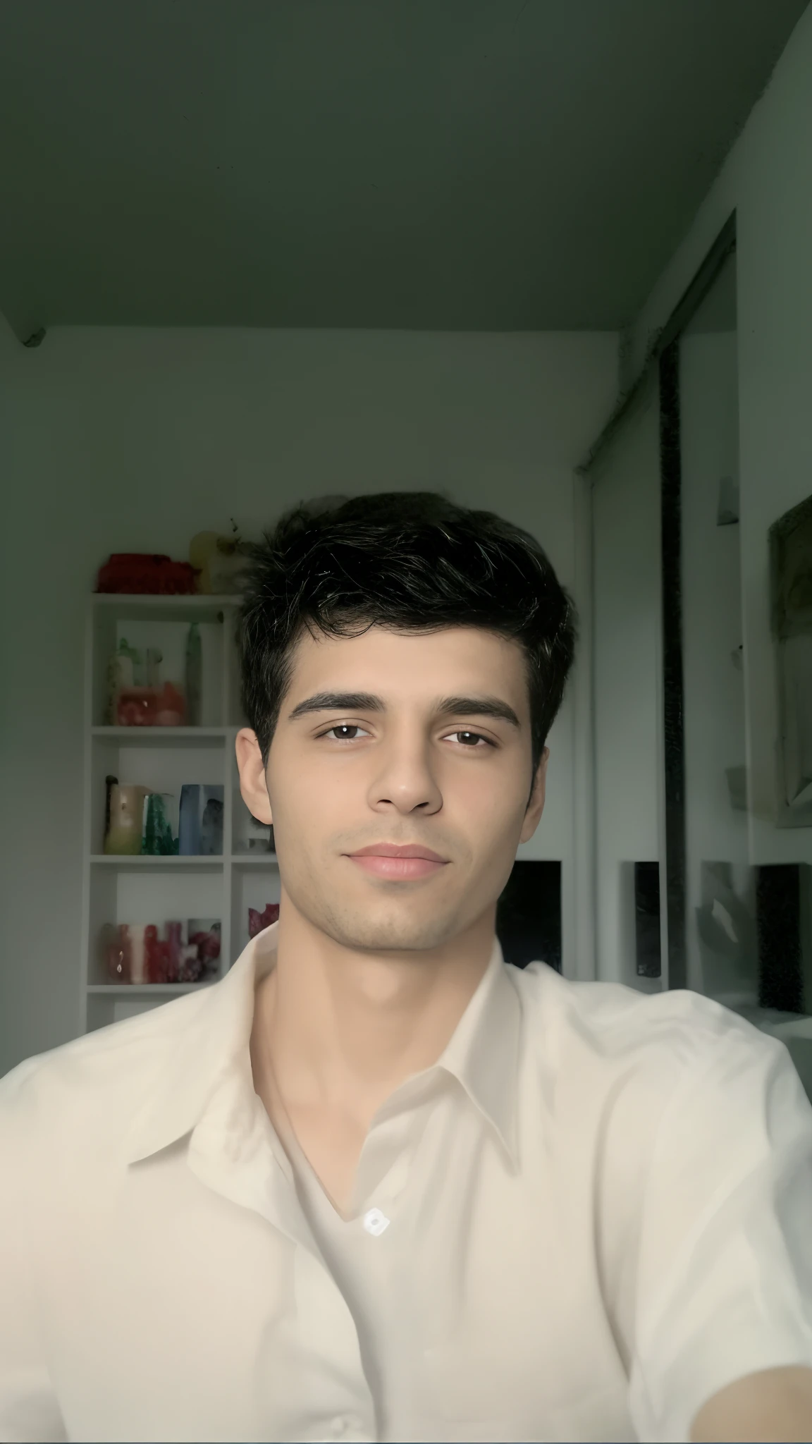 Realista, homem com o cabelo cacheado